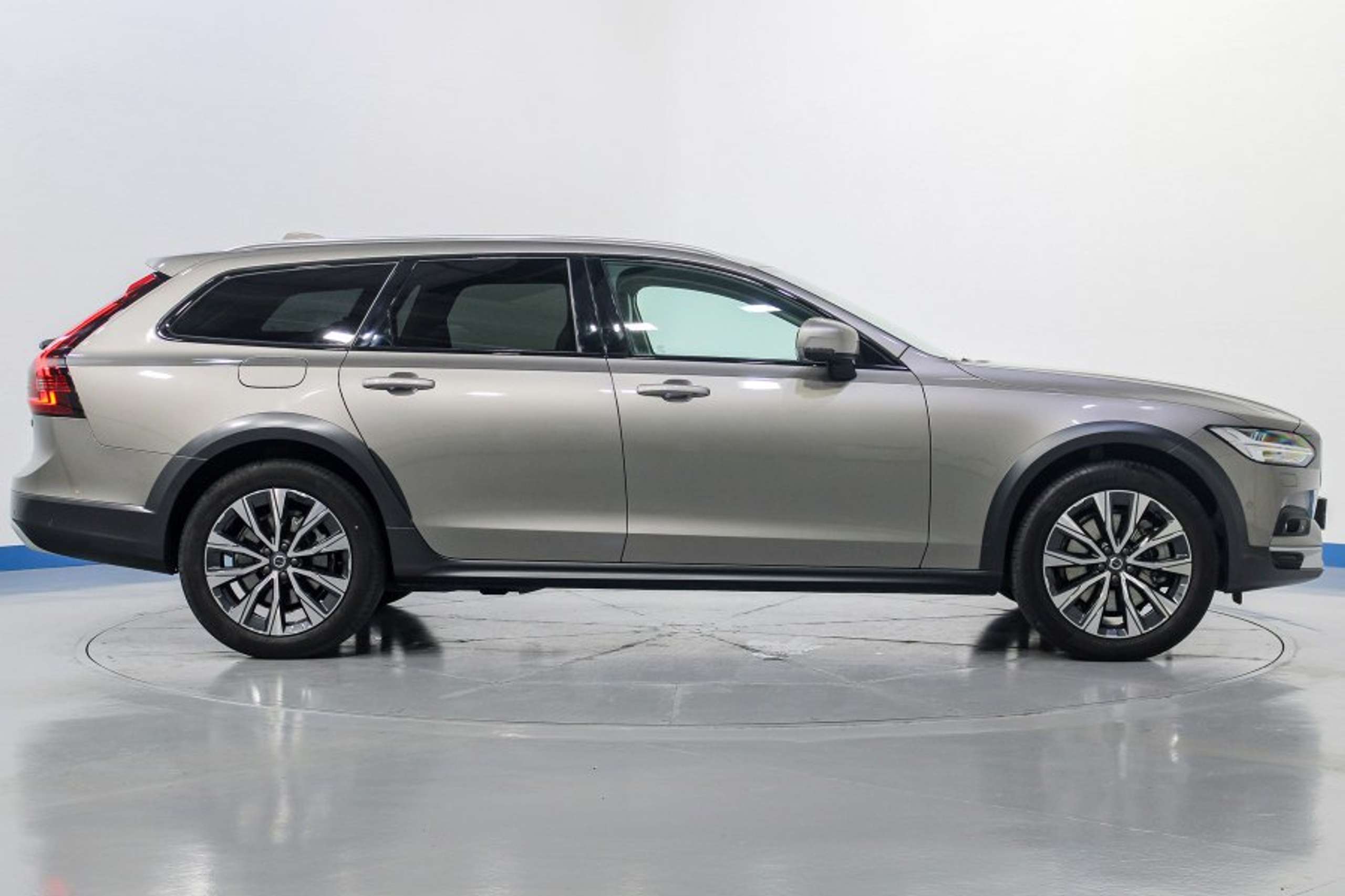 Volvo - V90 Cross Country