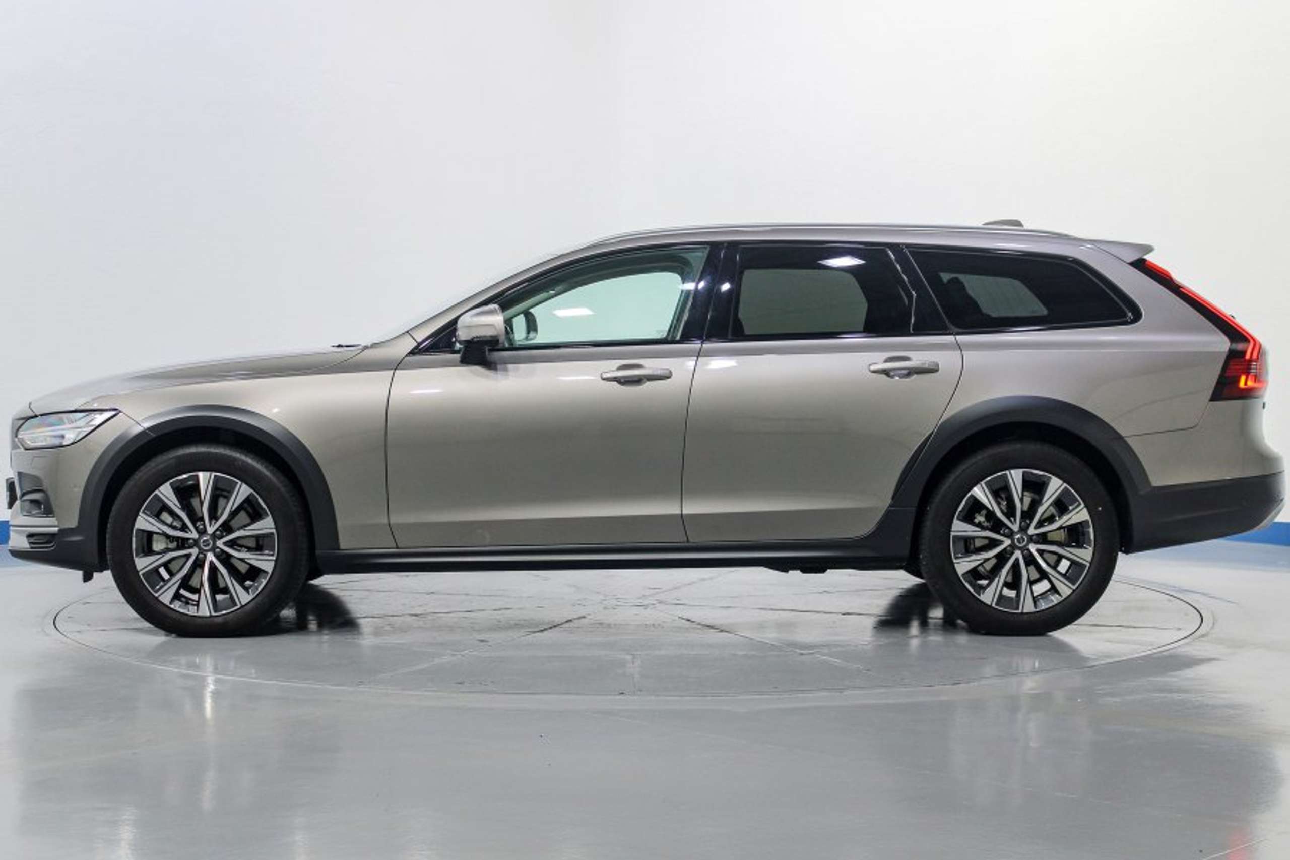 Volvo - V90 Cross Country