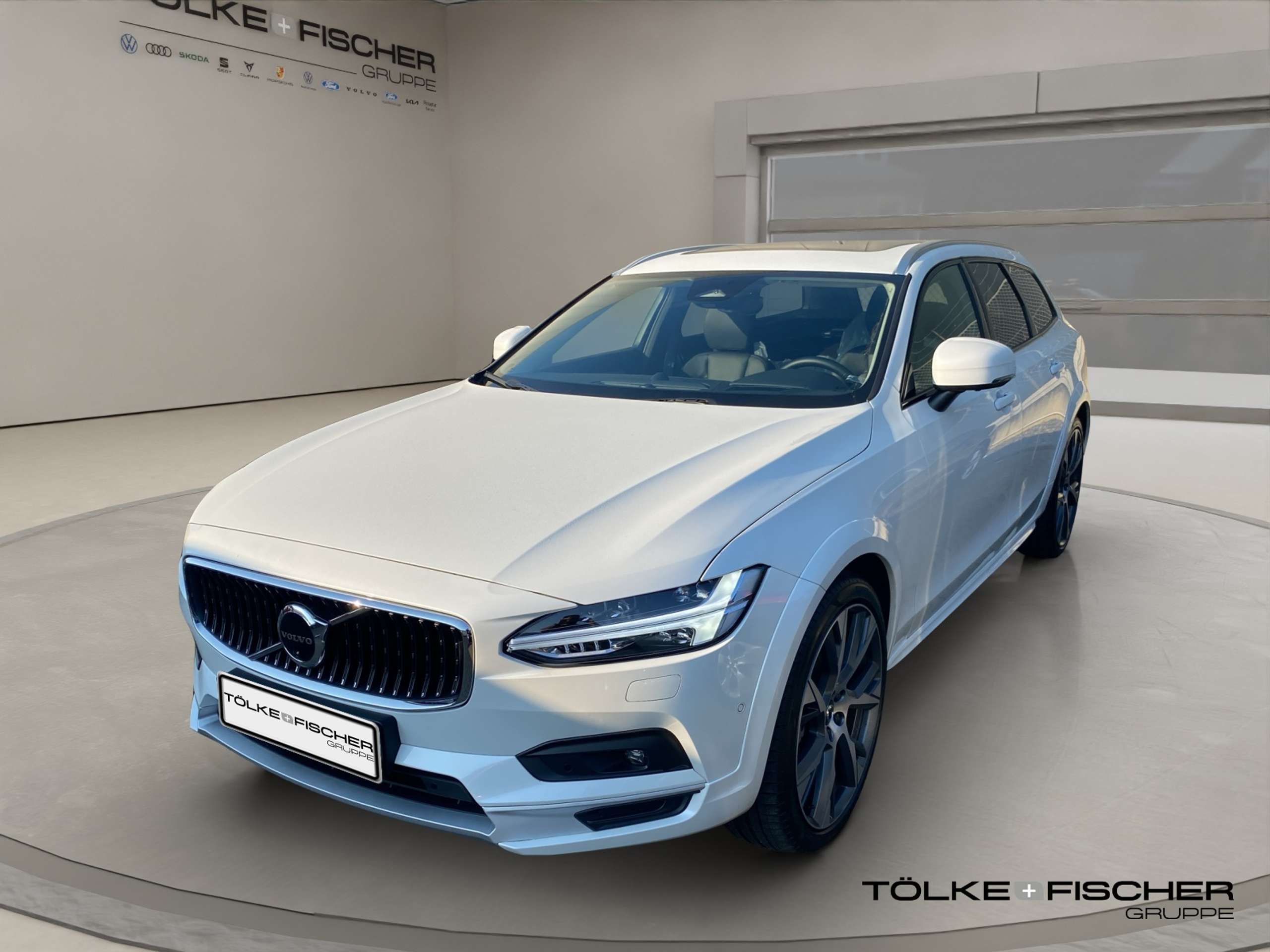 Volvo - V90 Cross Country