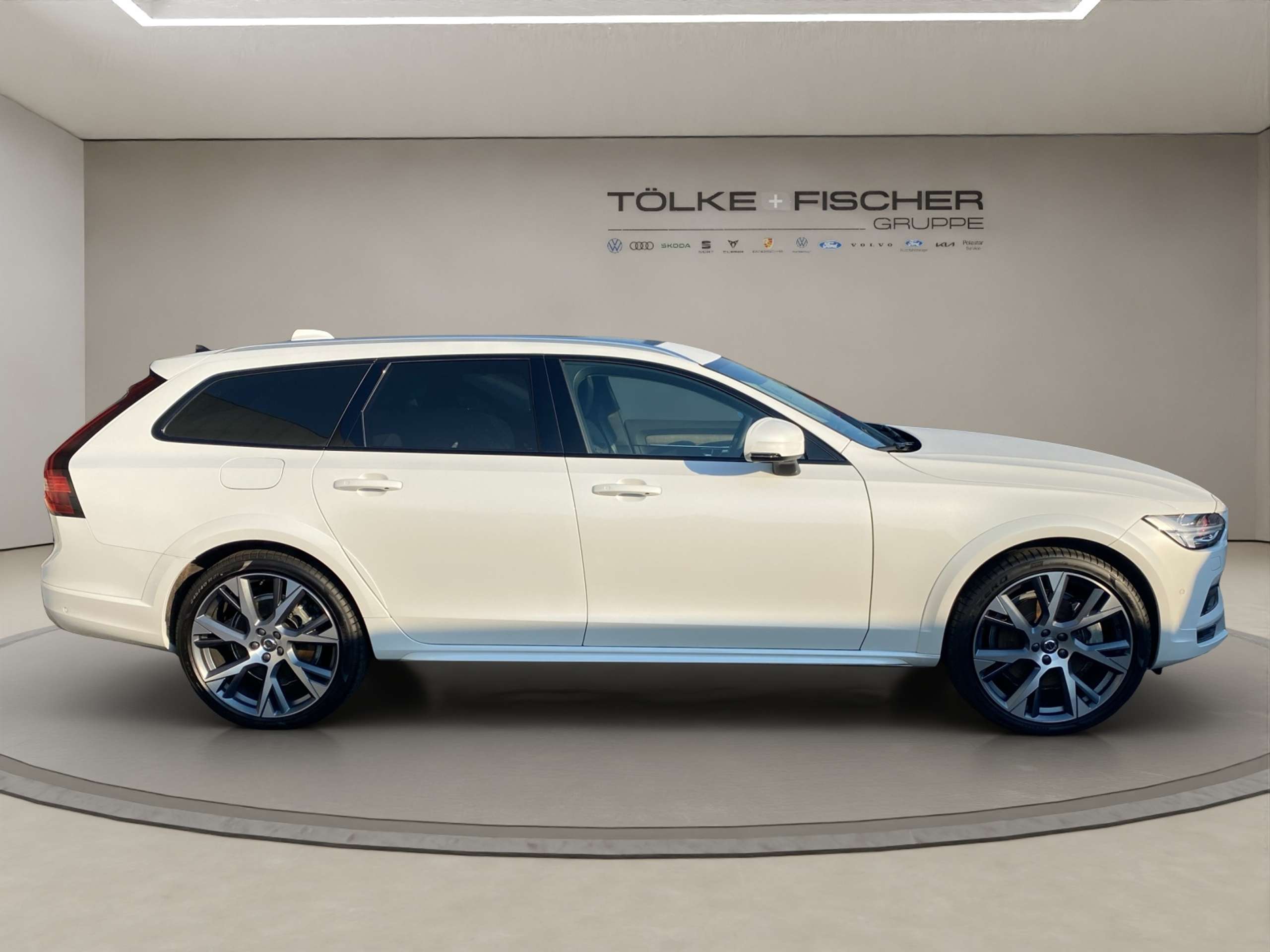 Volvo - V90 Cross Country