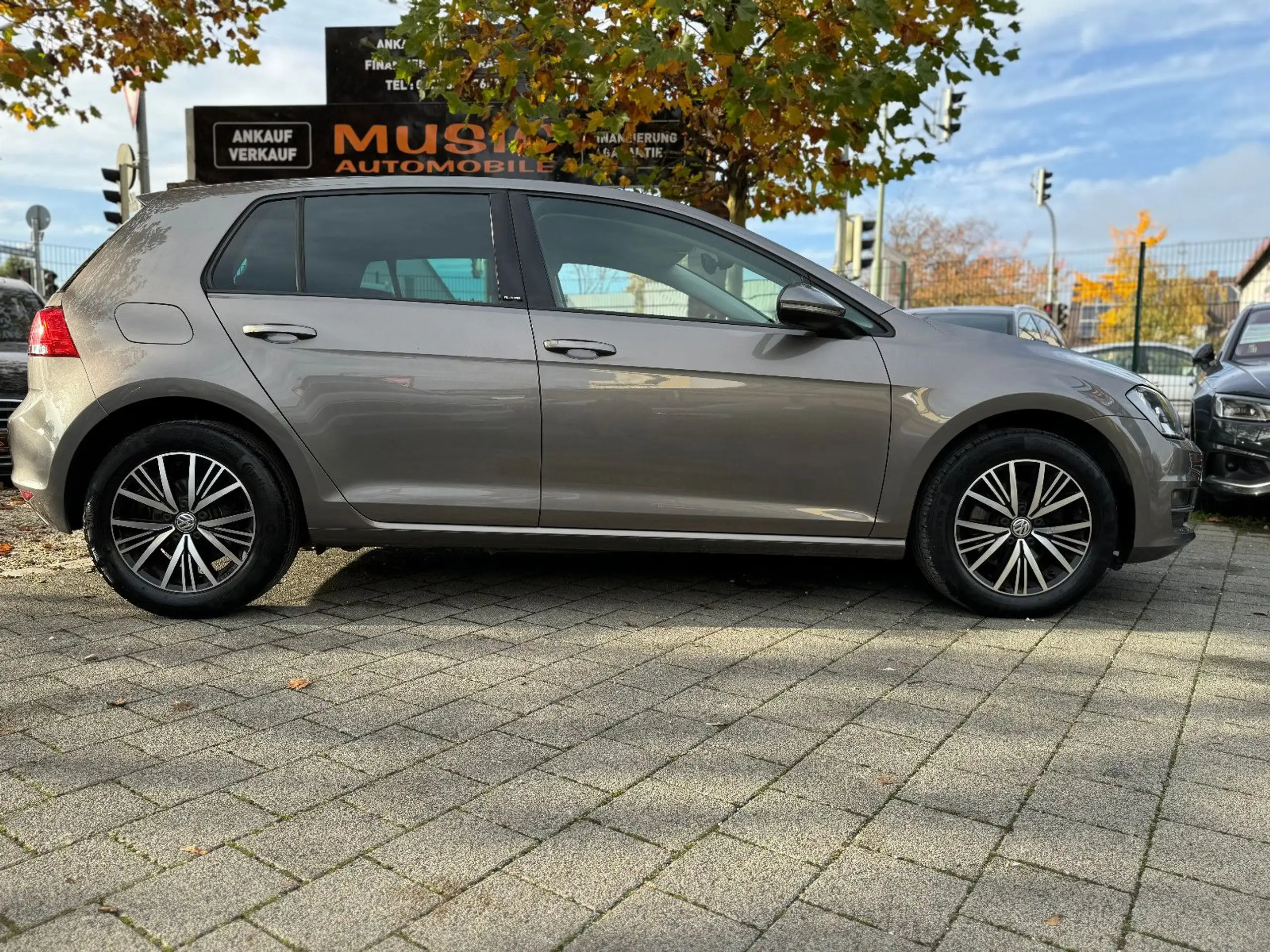 Volkswagen - Golf