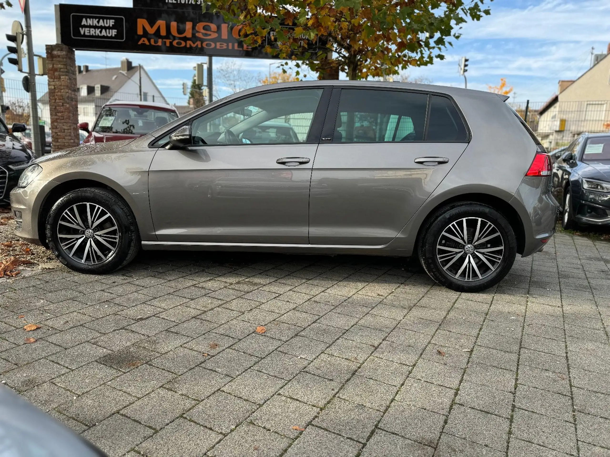 Volkswagen - Golf