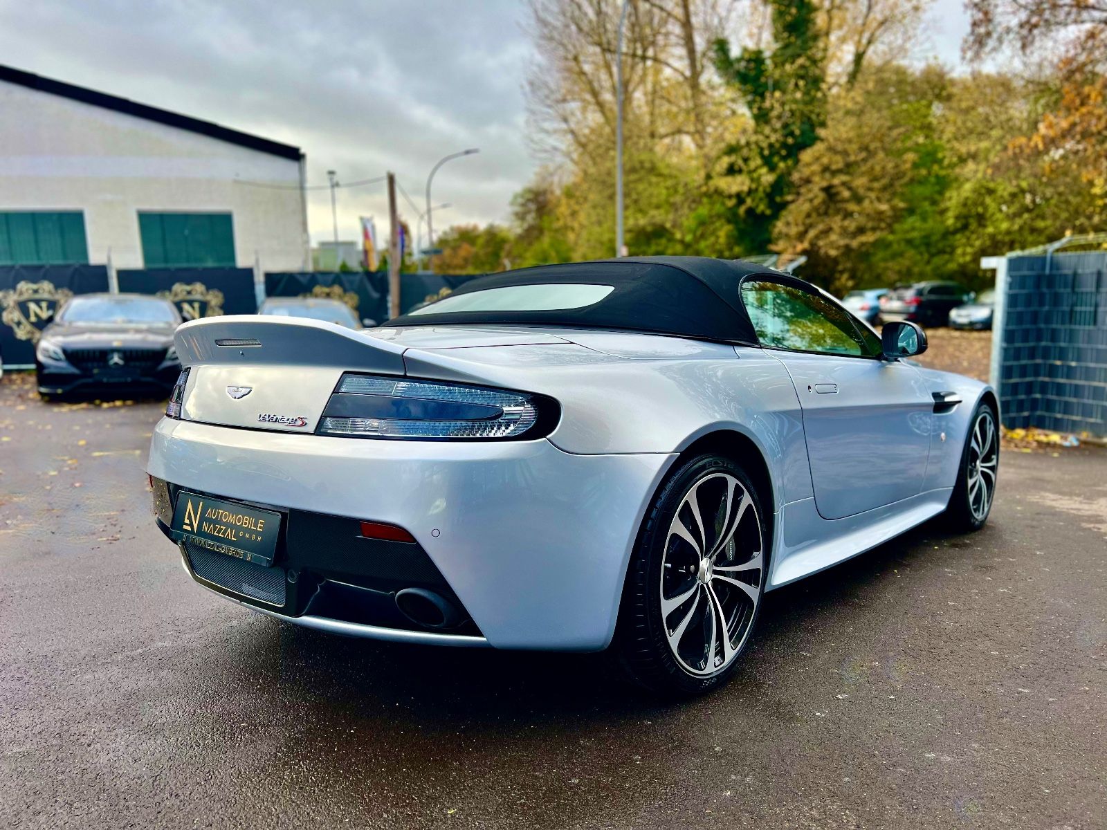 Aston Martin - V12 Vantage