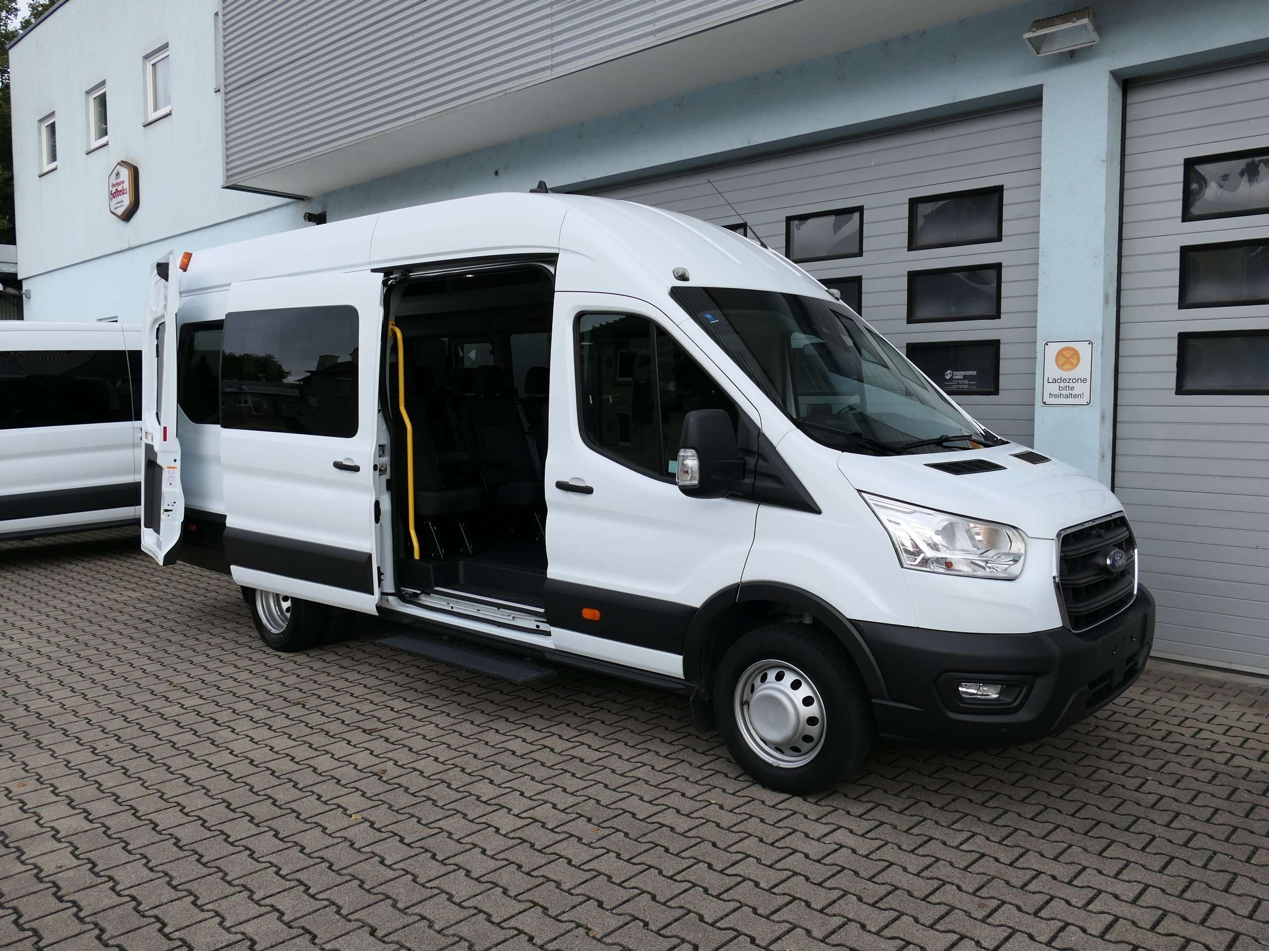 Ford - Transit Bus