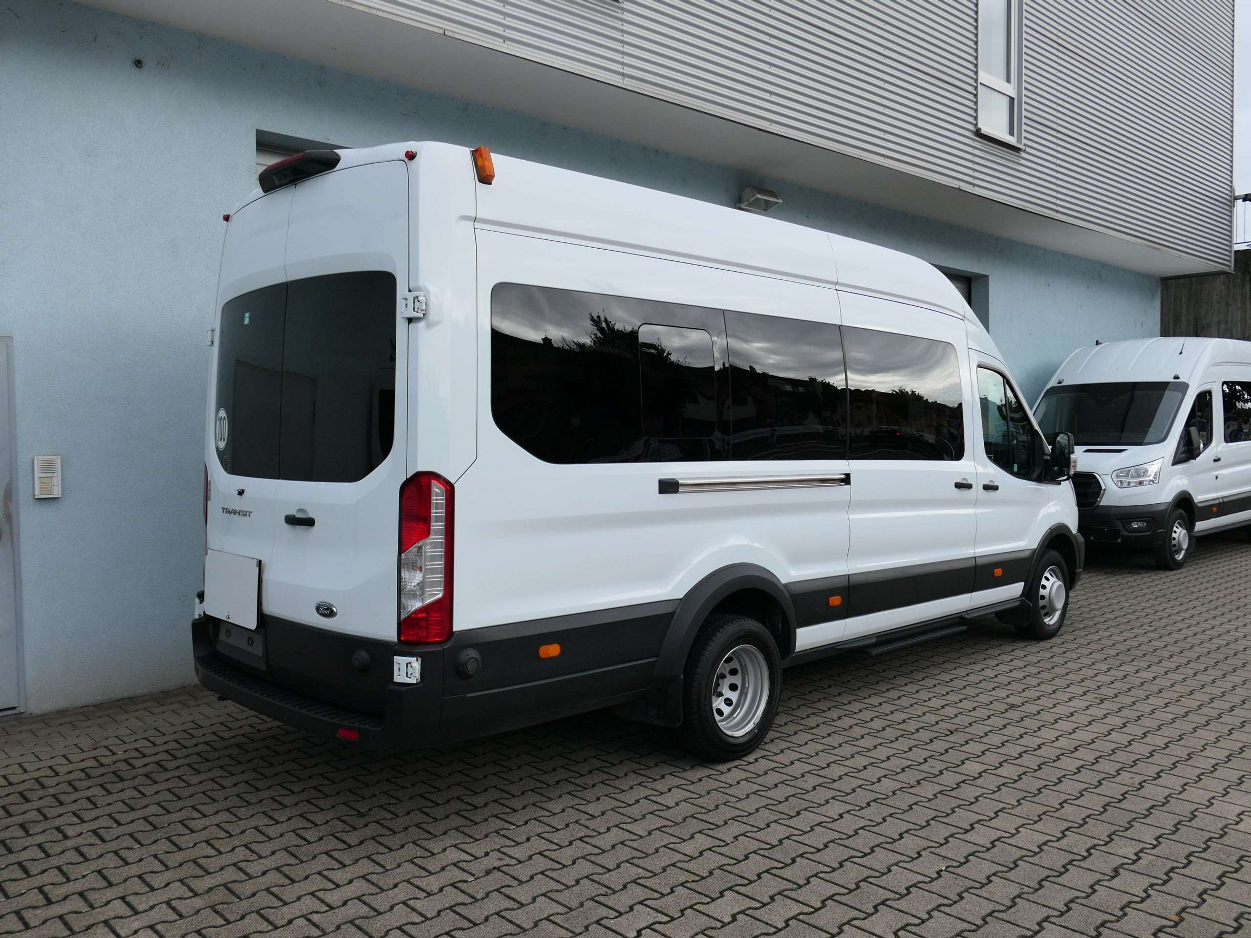 Ford - Transit Bus