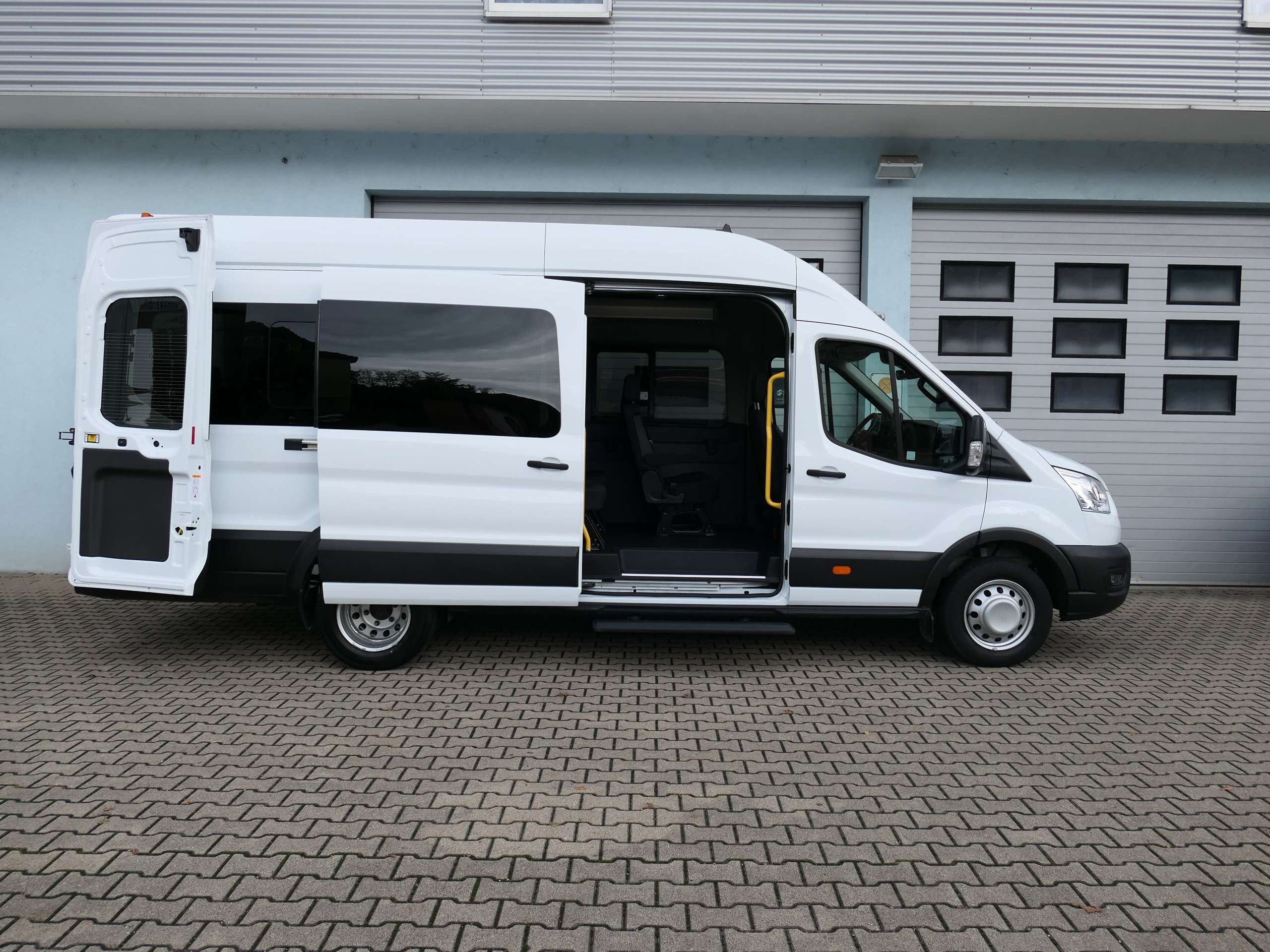 Ford - Transit Bus