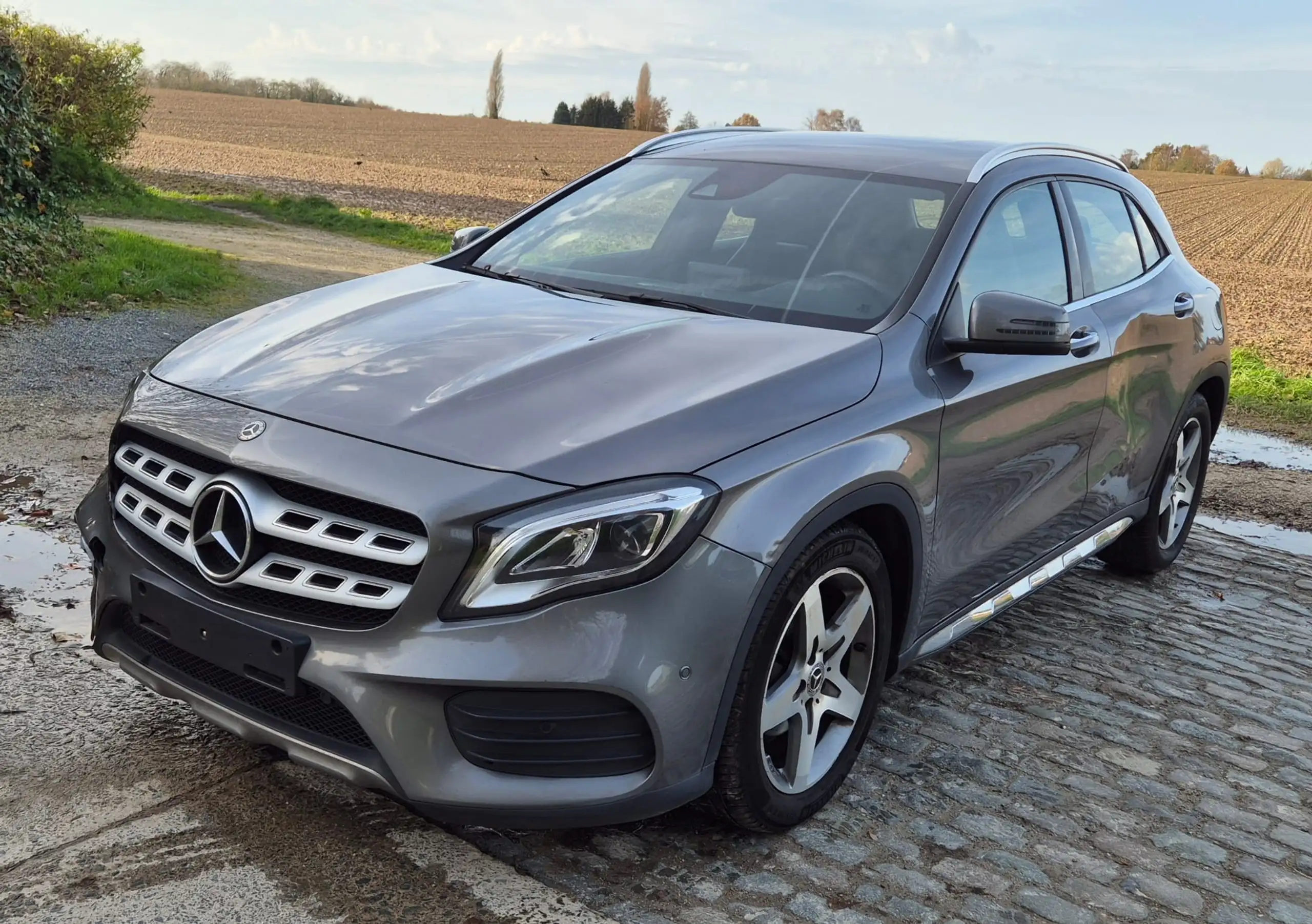 Mercedes-Benz - GLA 200