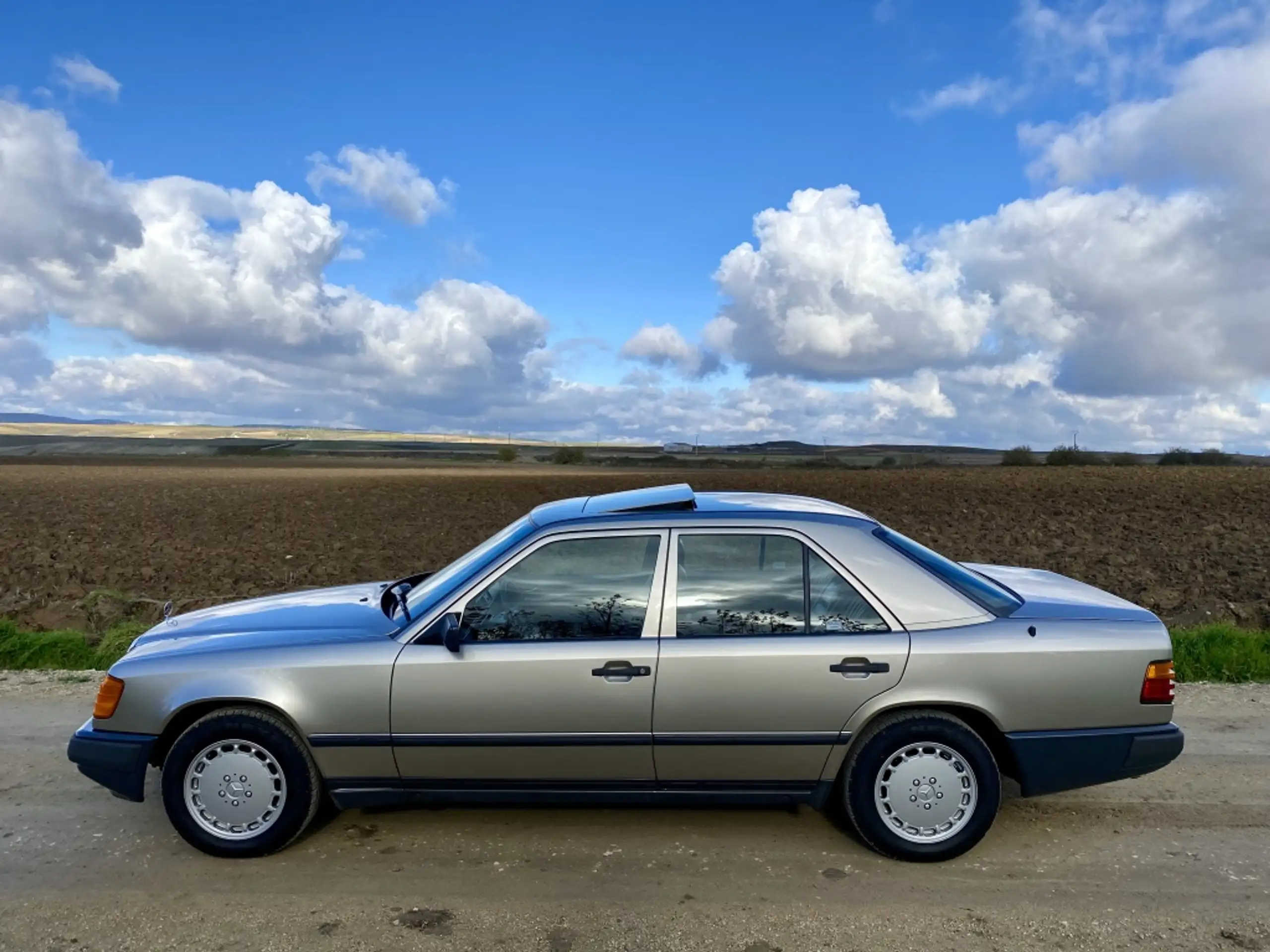 Mercedes-Benz - 260