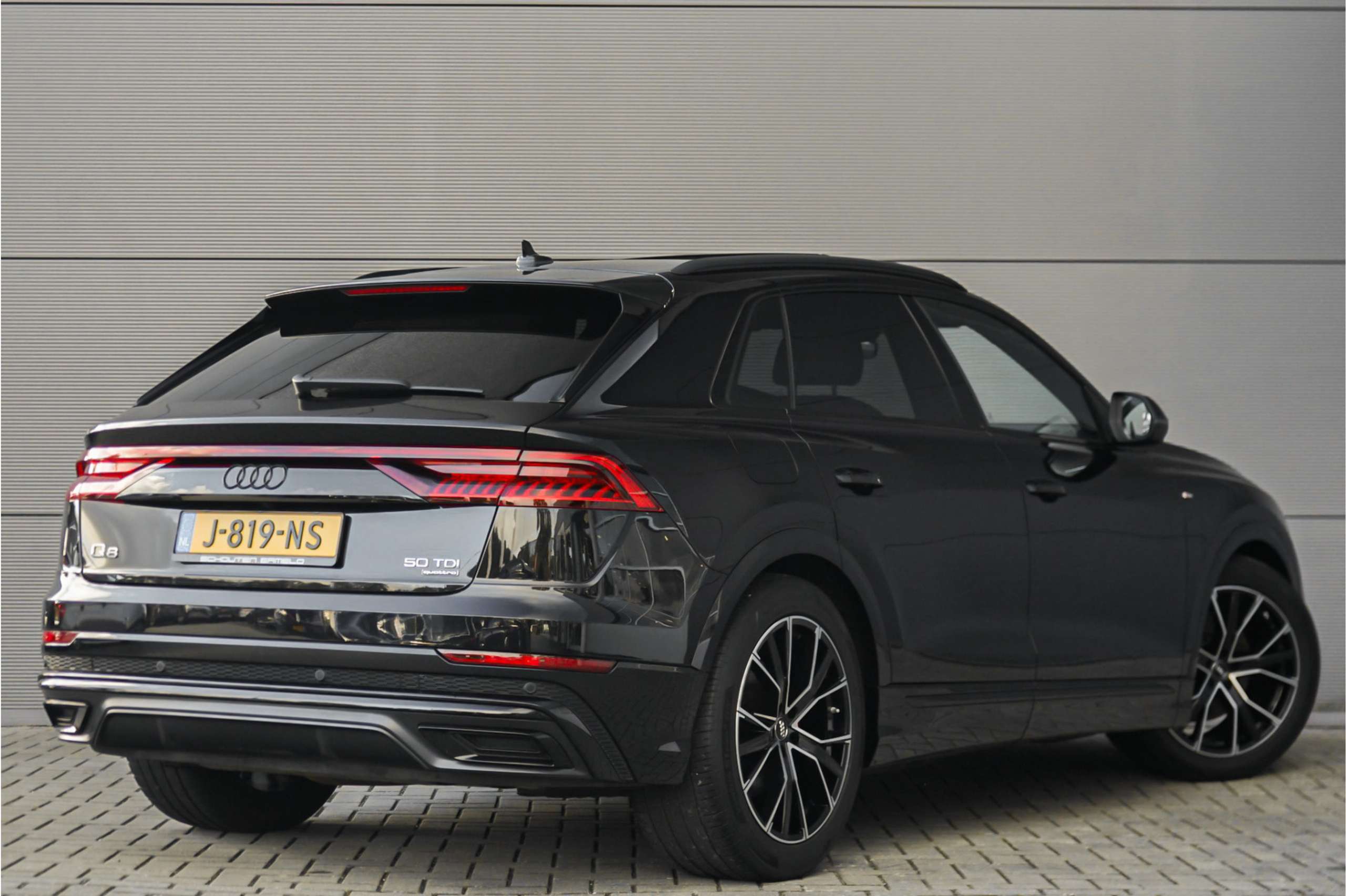 Audi - Q8