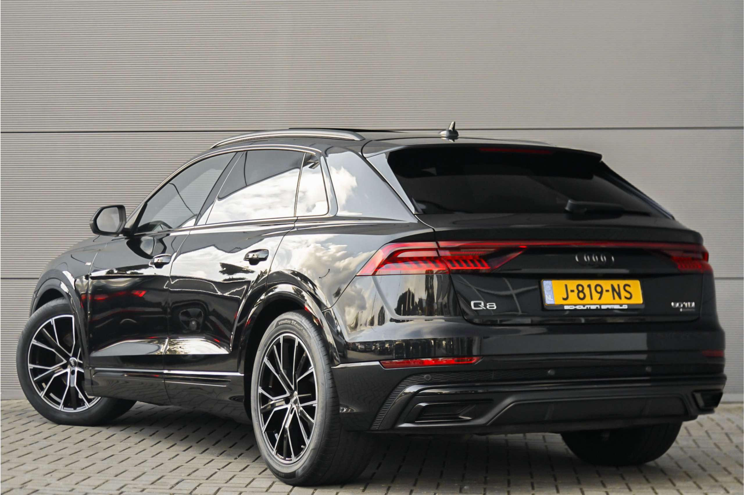 Audi - Q8