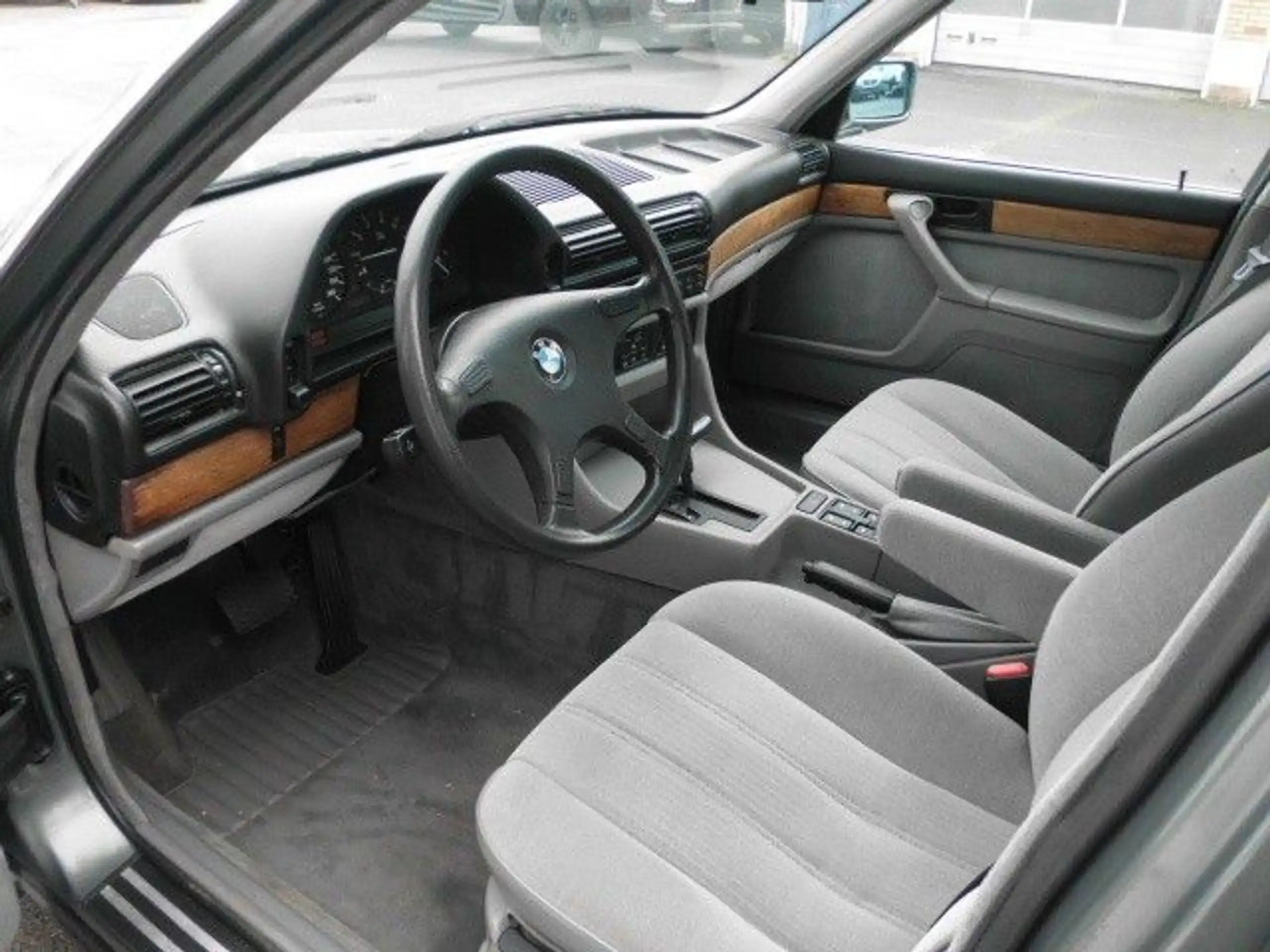 BMW - 730