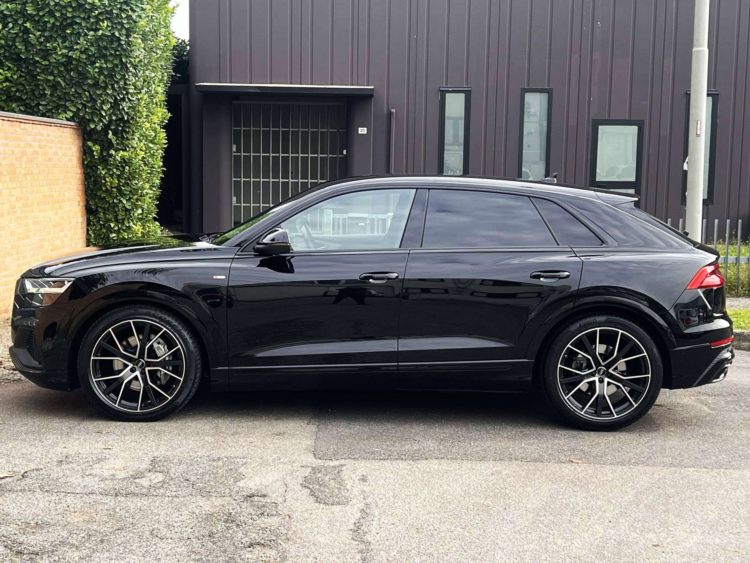 Audi - Q8