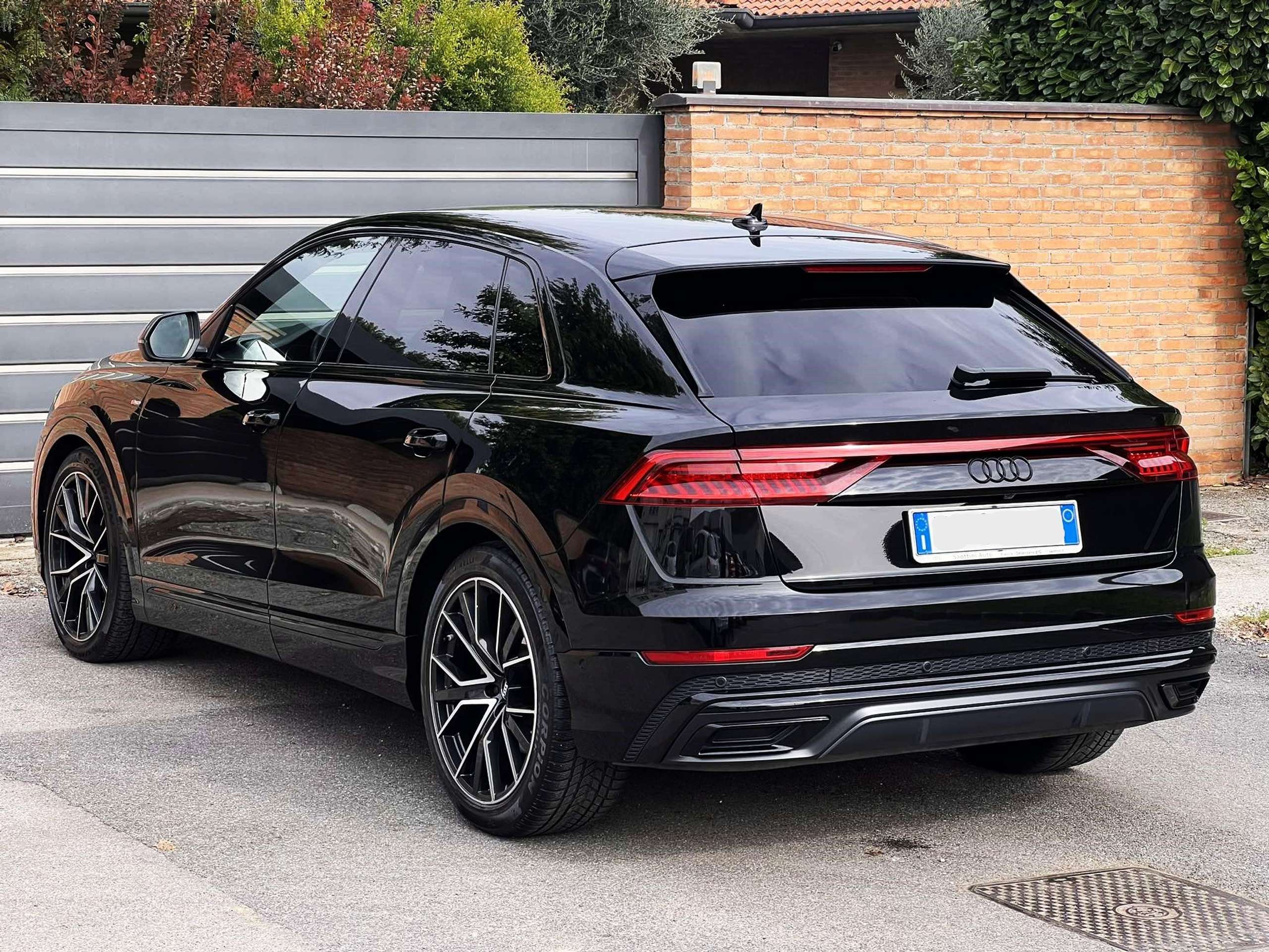 Audi - Q8