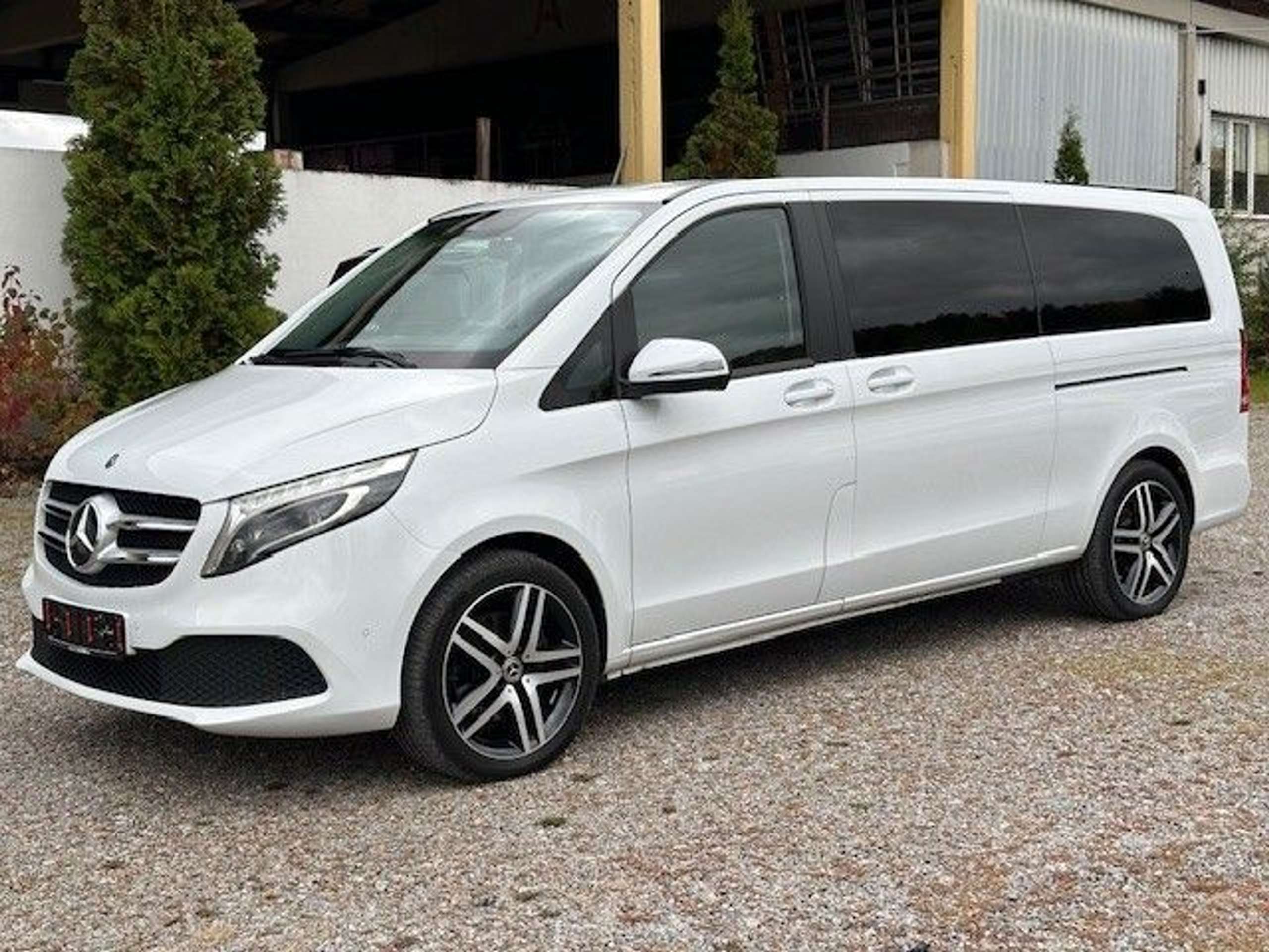 Mercedes-Benz - V 300