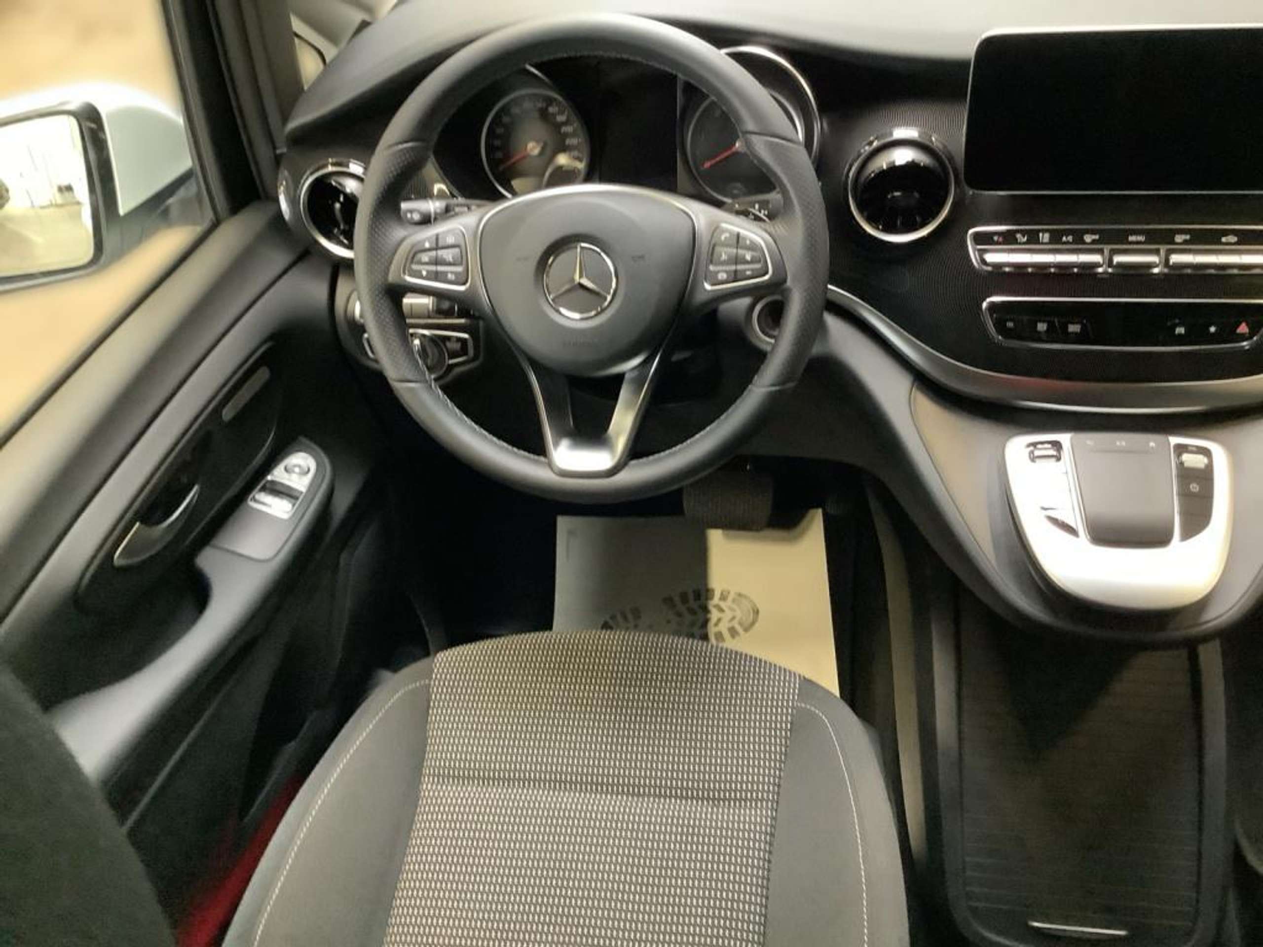 Mercedes-Benz - V 220