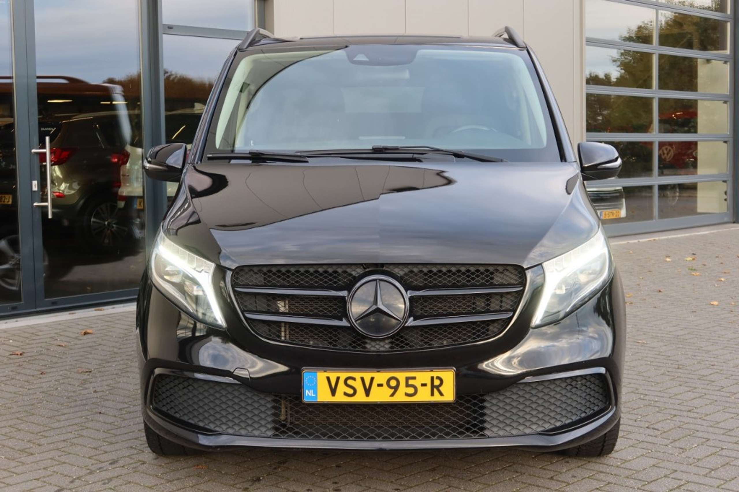 Mercedes-Benz - V 220