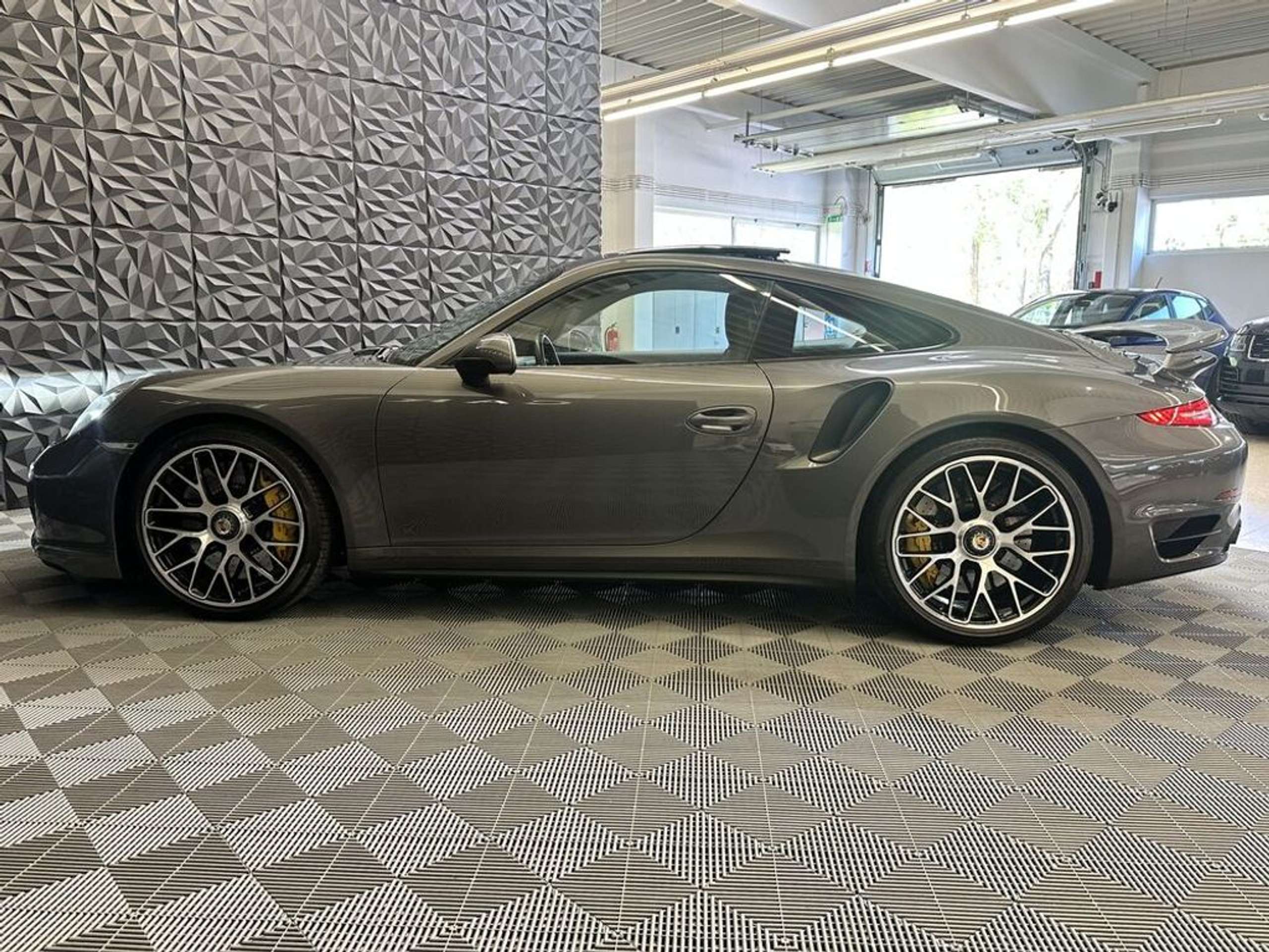 Porsche - 911