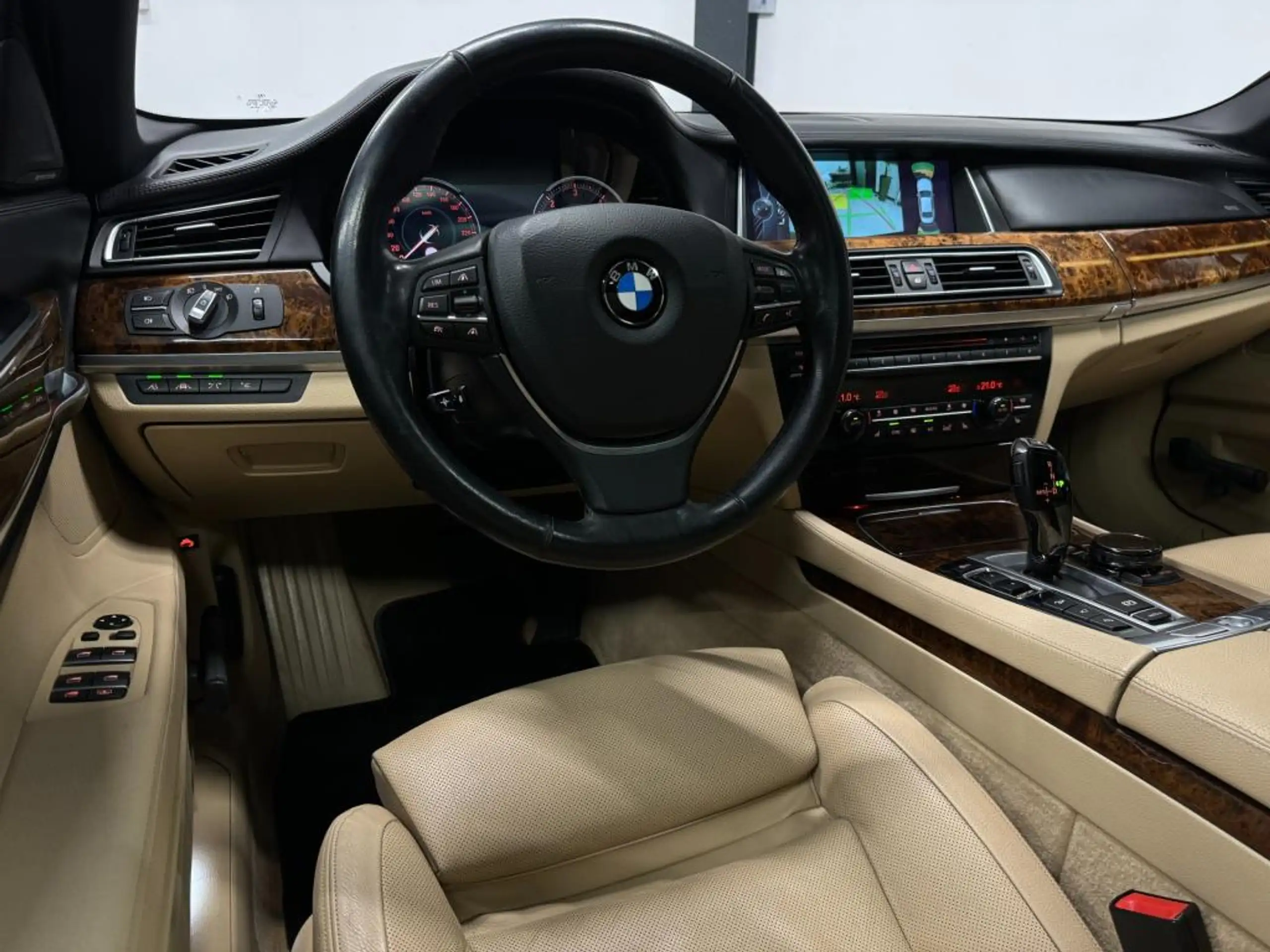 BMW - 740