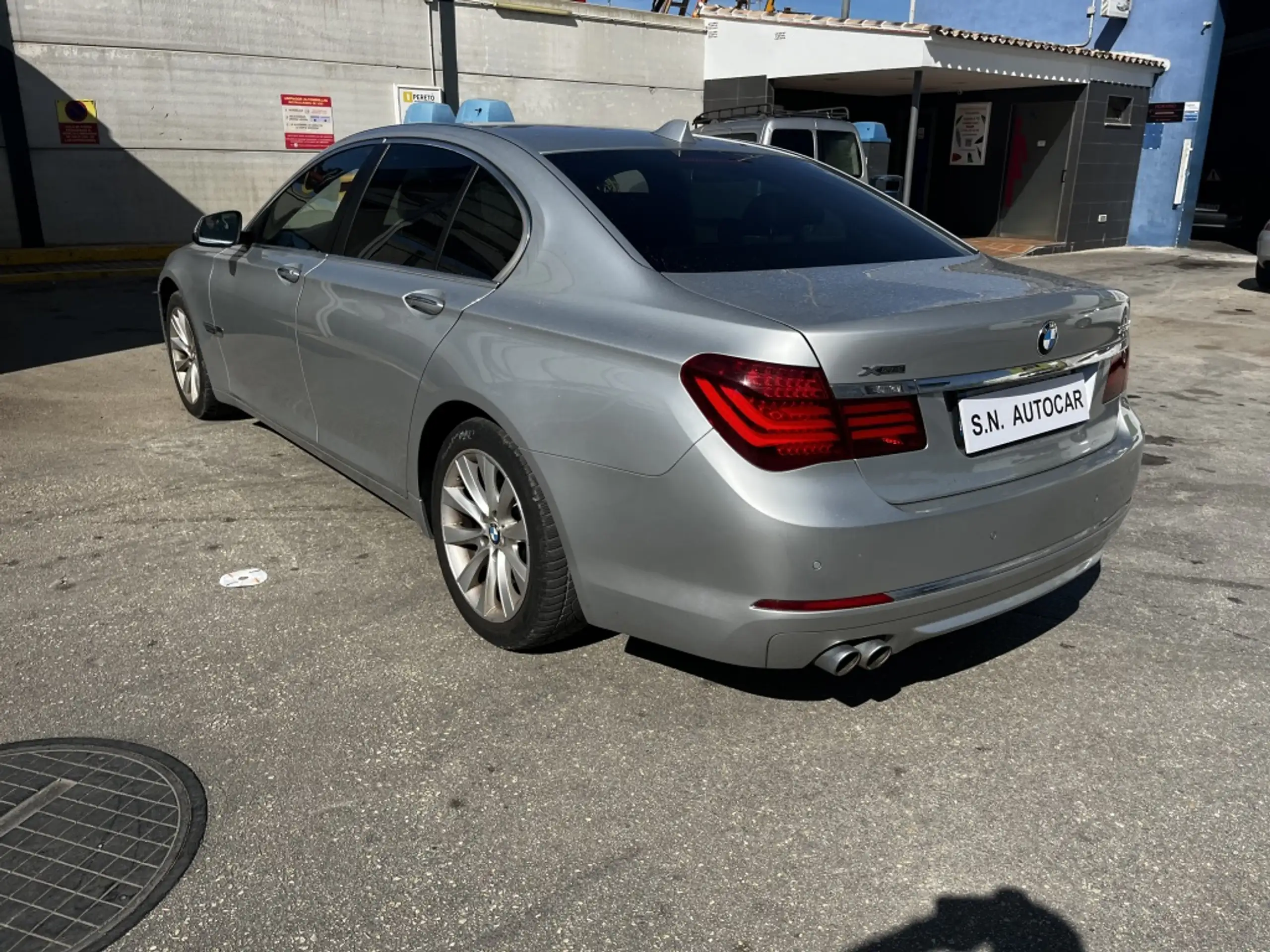 BMW - 730