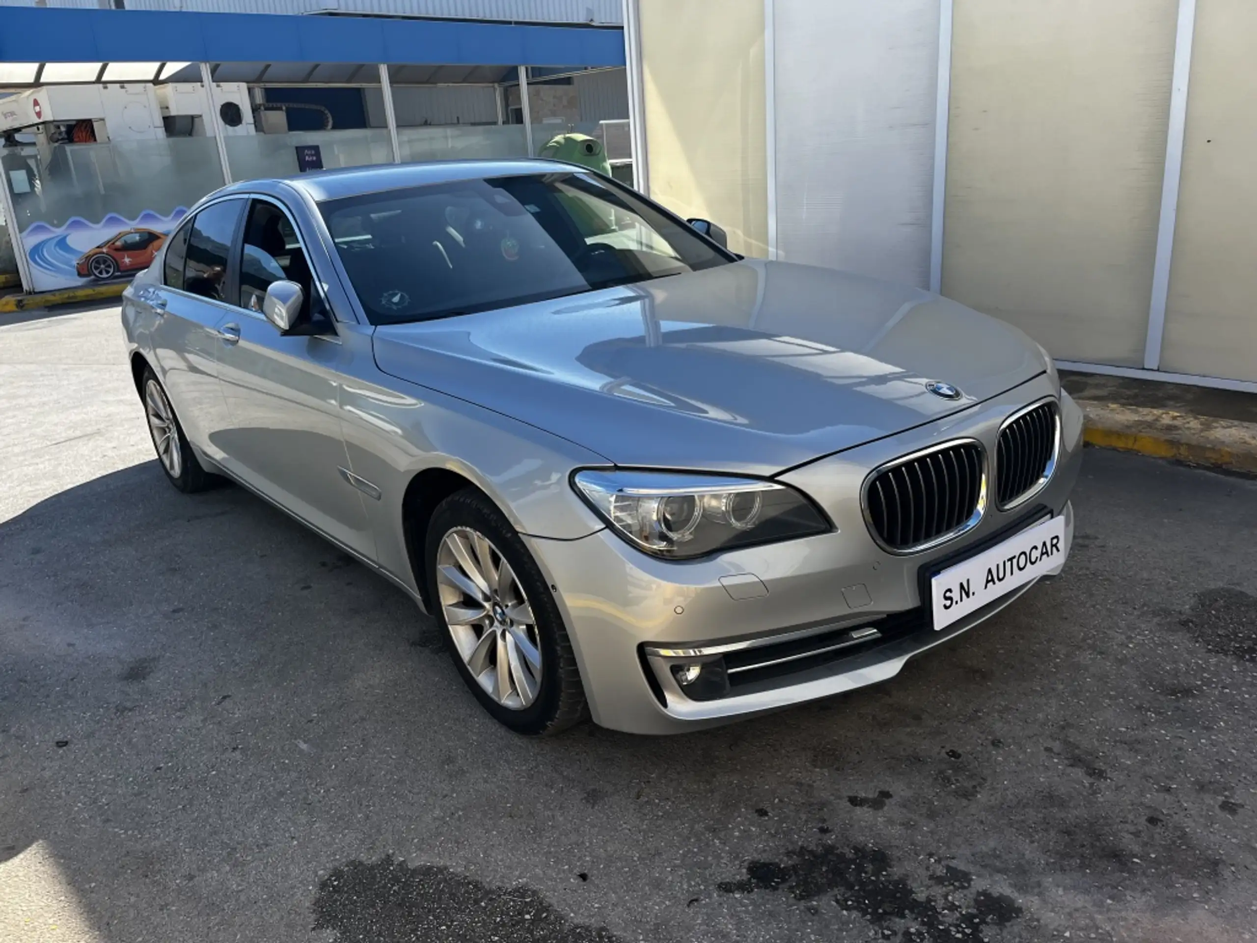 BMW - 730