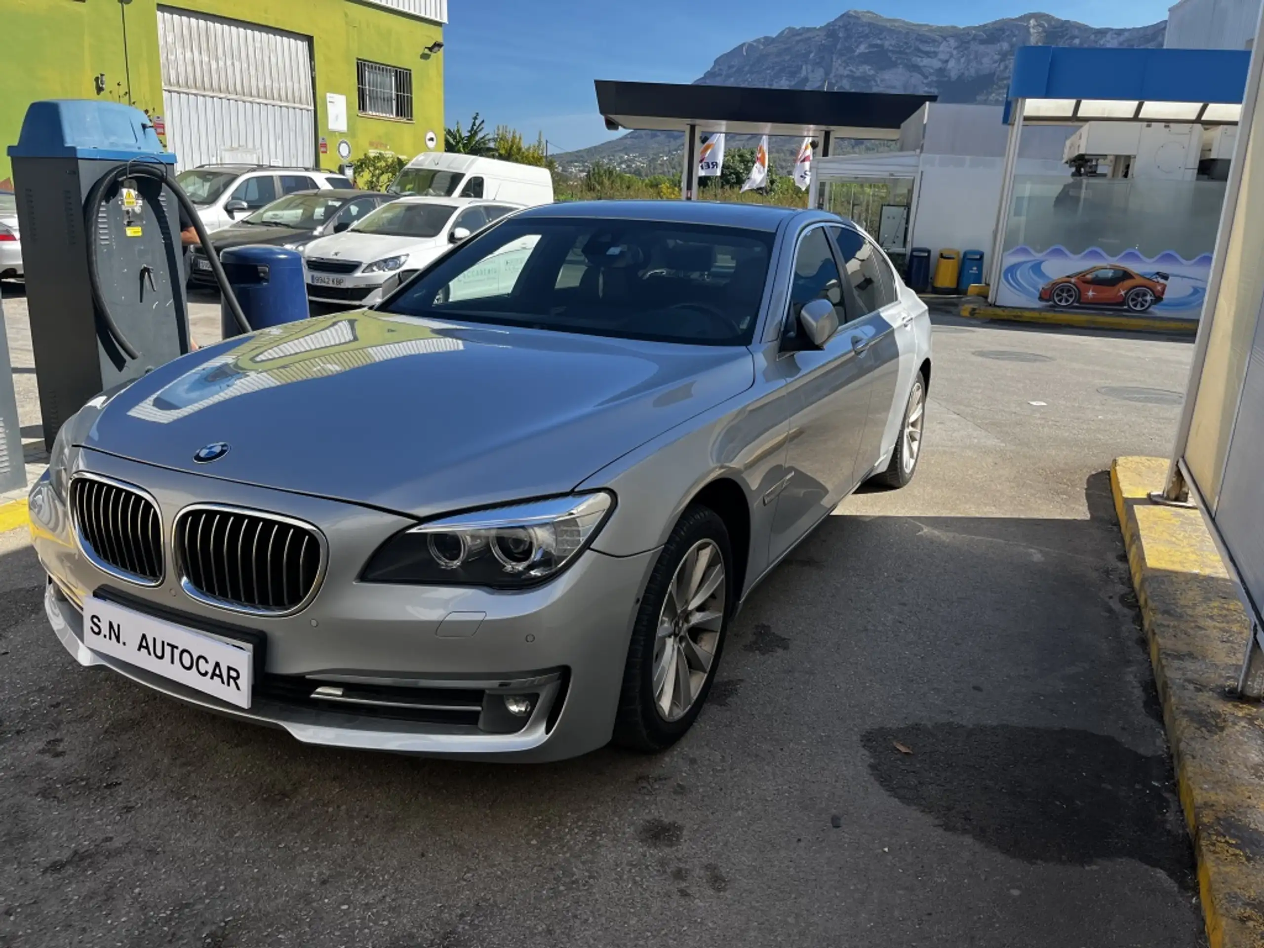 BMW - 730