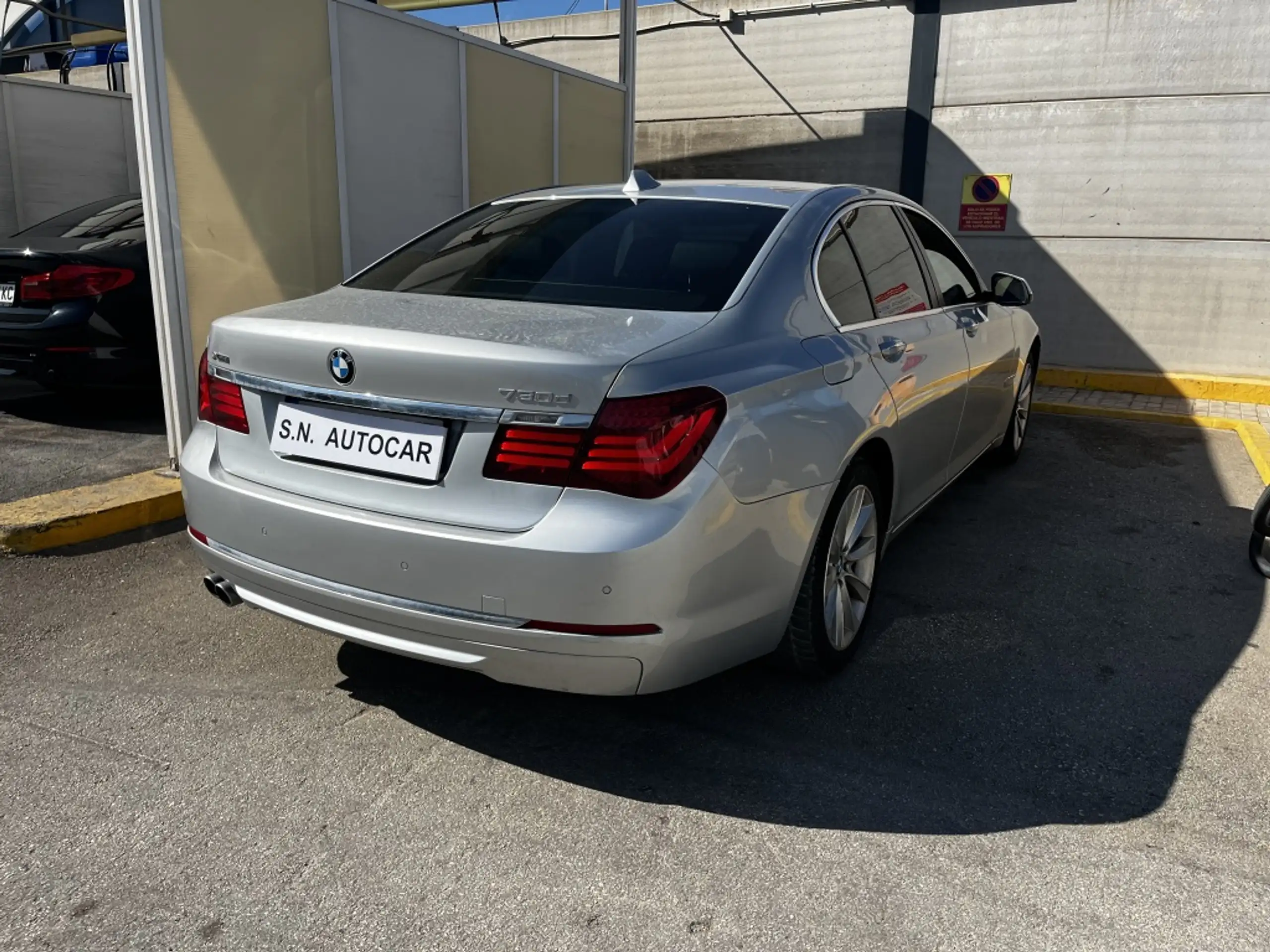 BMW - 730