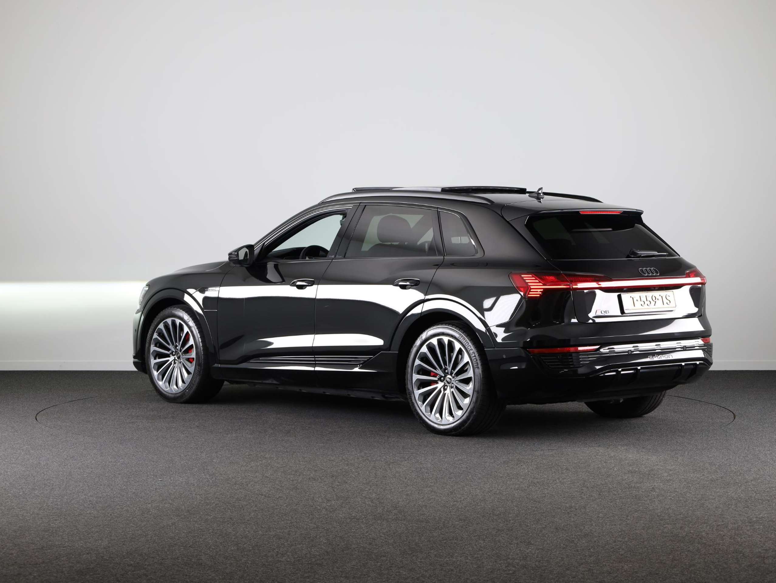 Audi - Q8 e-tron