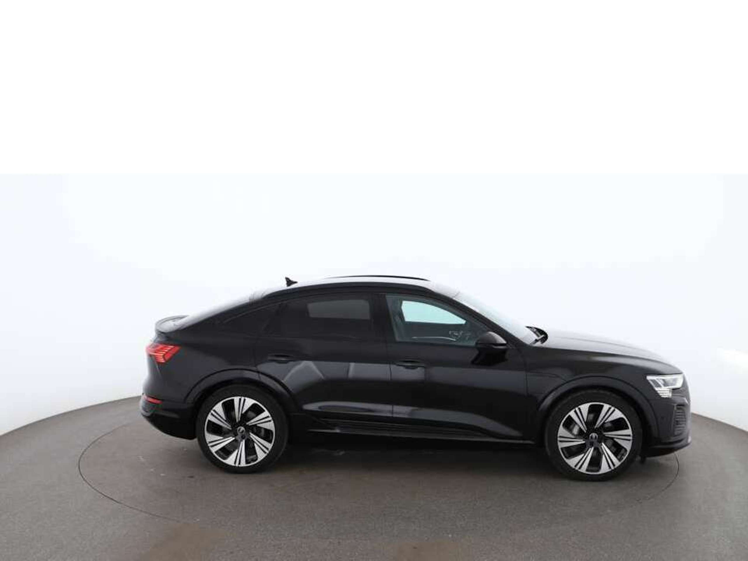 Audi - Q8 e-tron