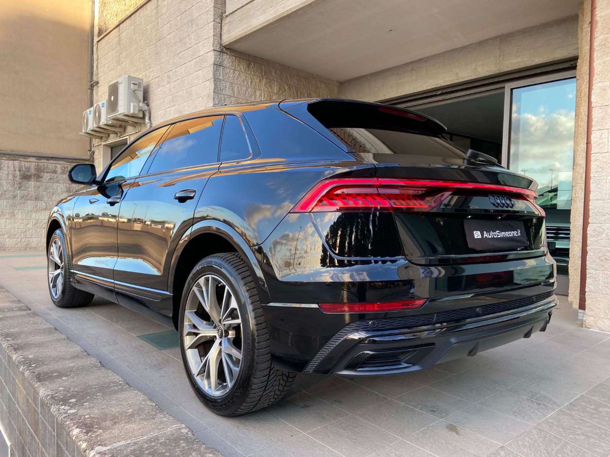 Audi - Q8