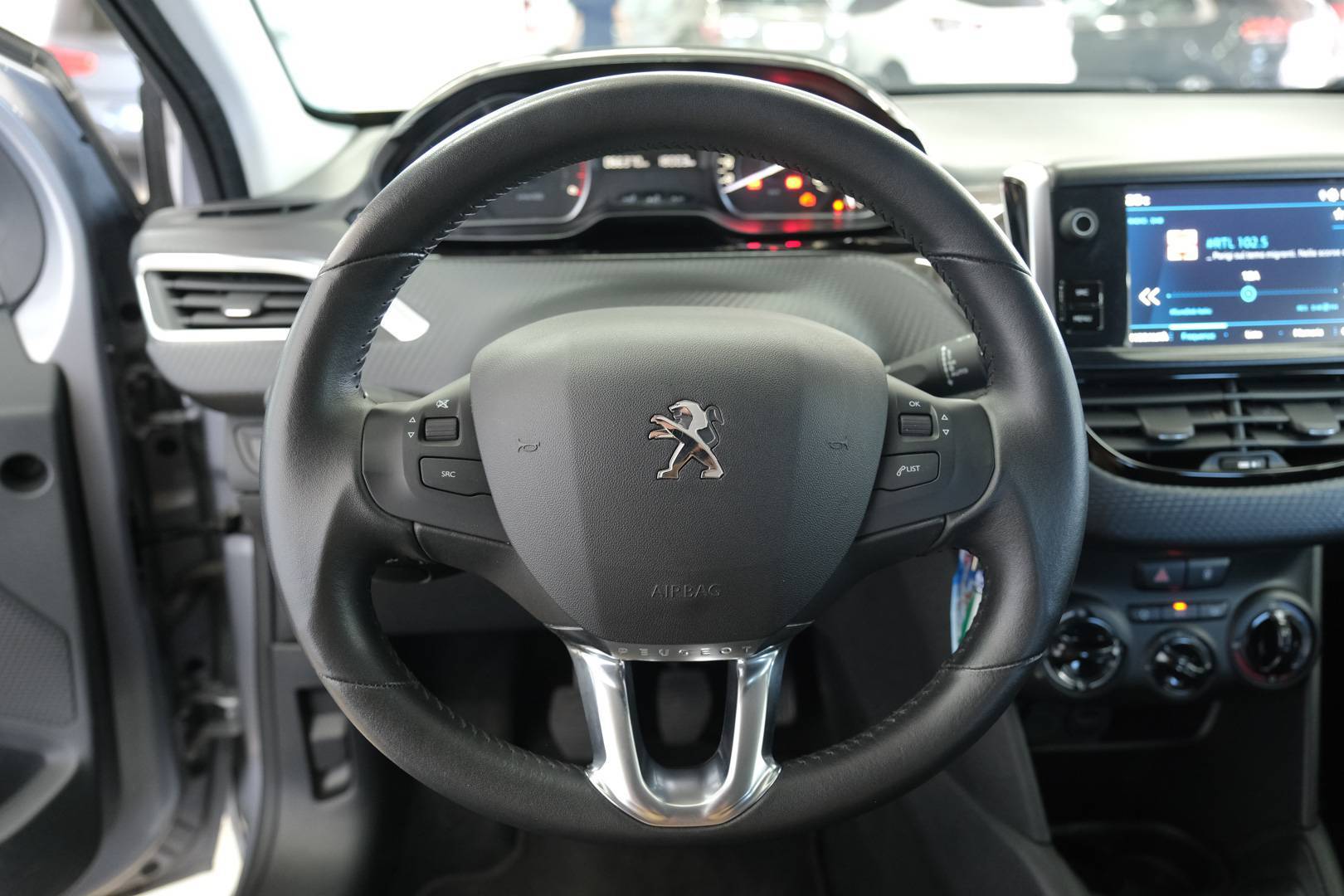 Peugeot - 208