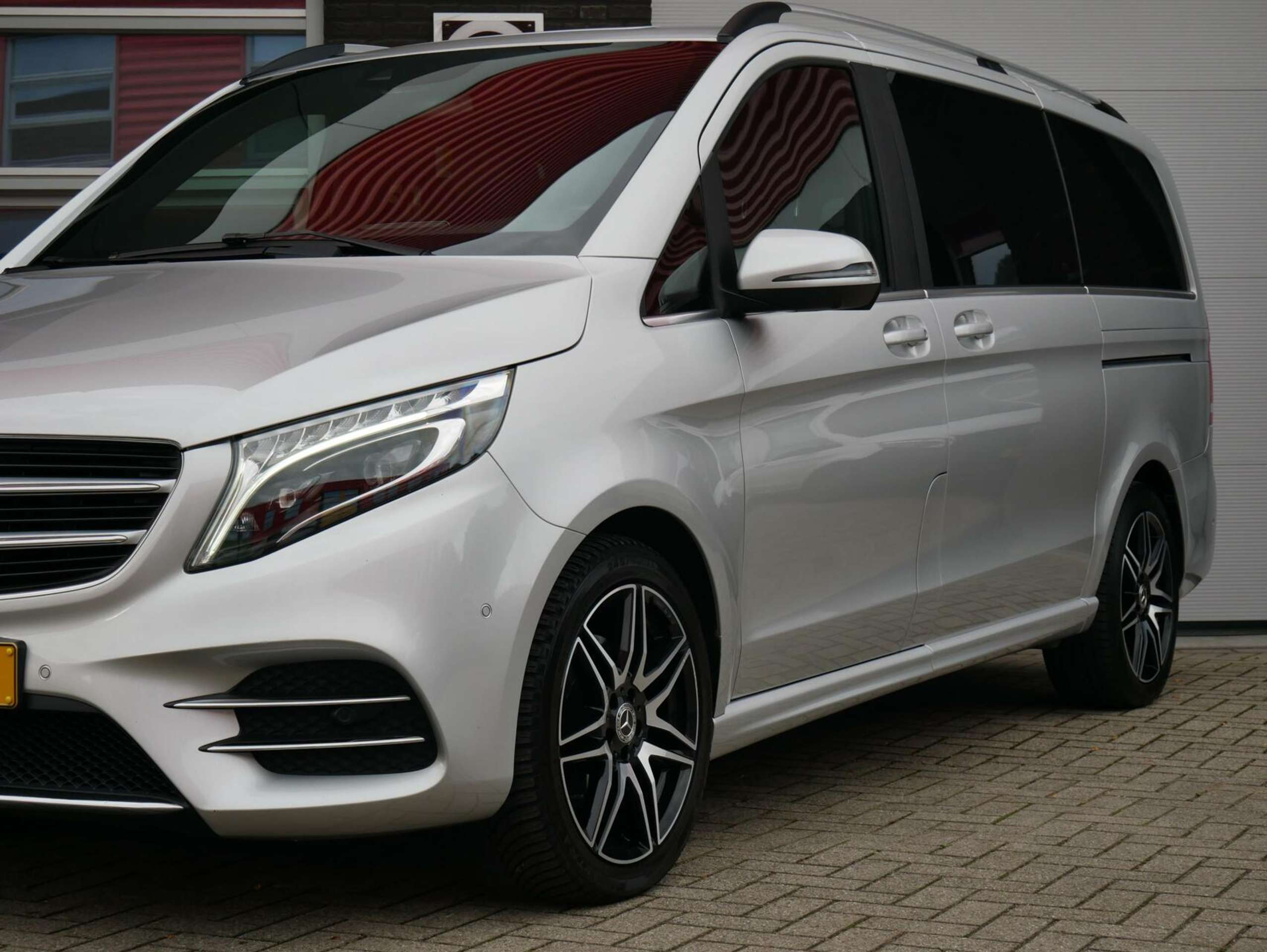 Mercedes-Benz - V 250