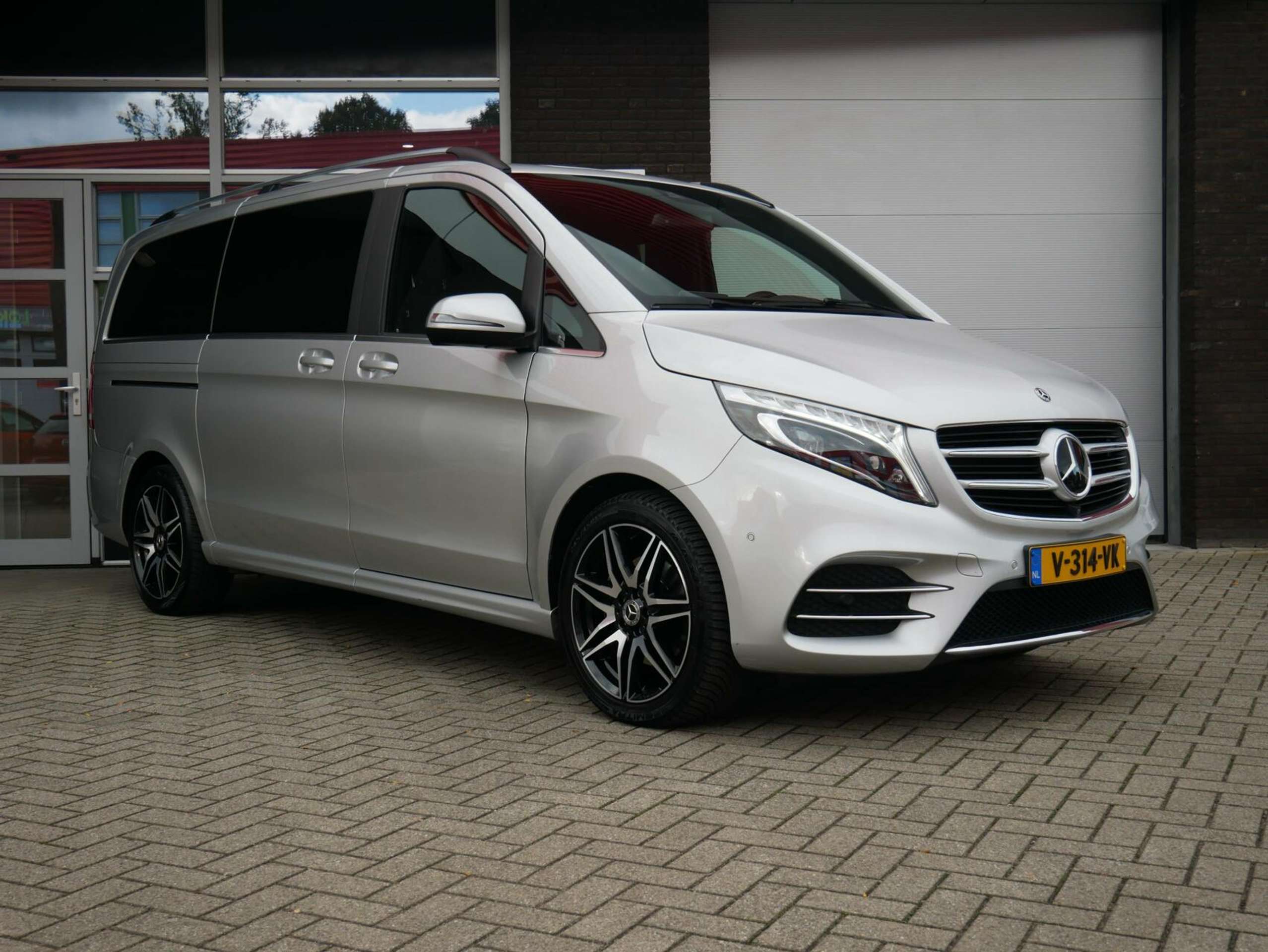 Mercedes-Benz - V 250