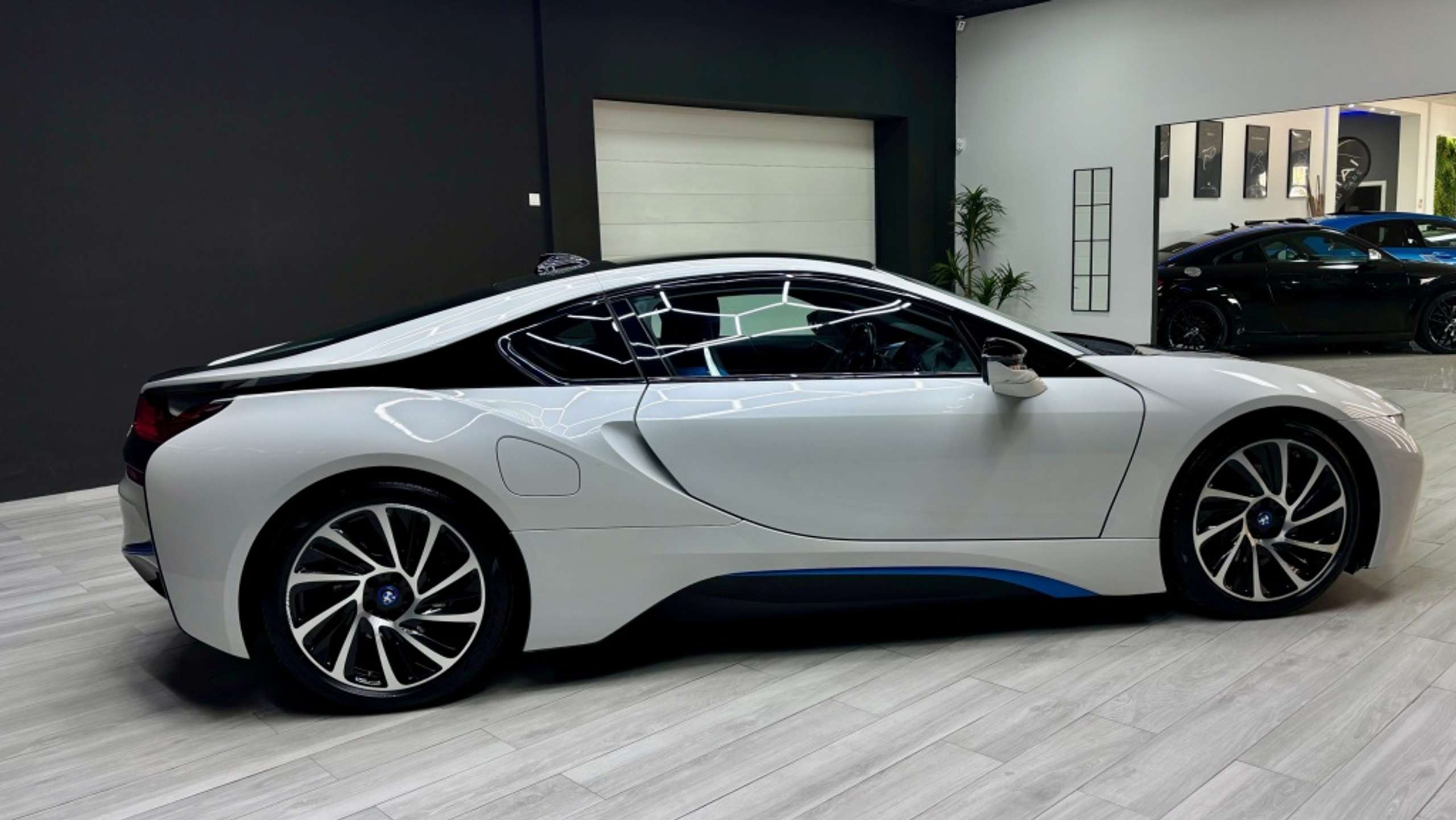 BMW - i8