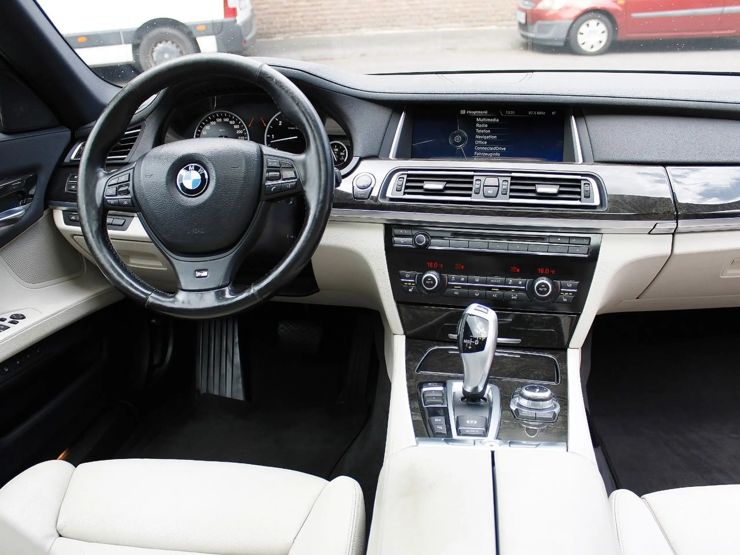 BMW - 740