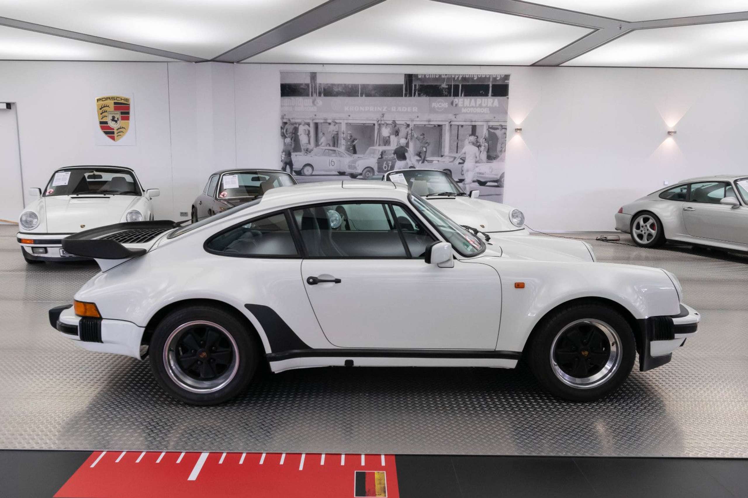 Porsche - 930