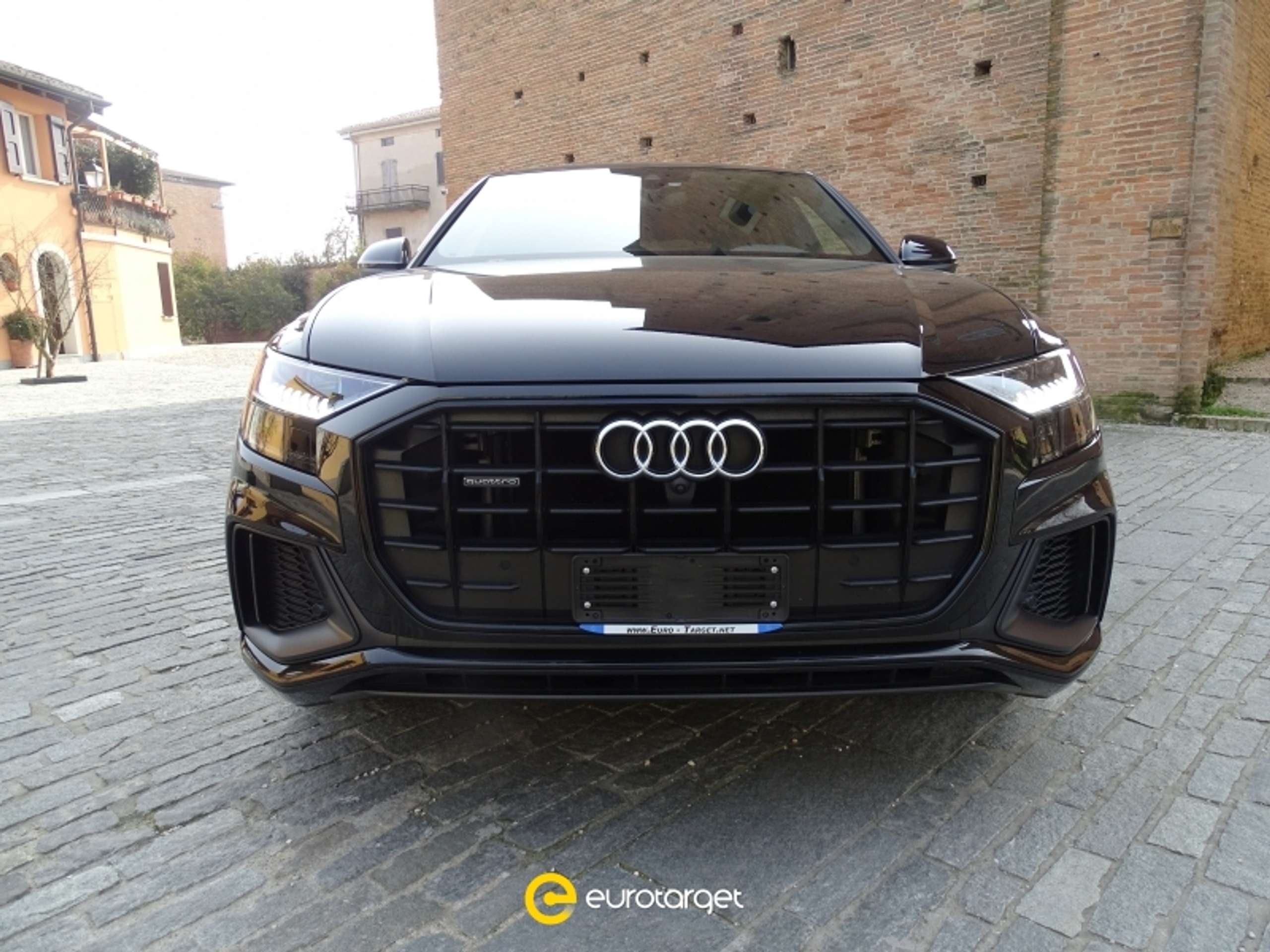 Audi - Q8