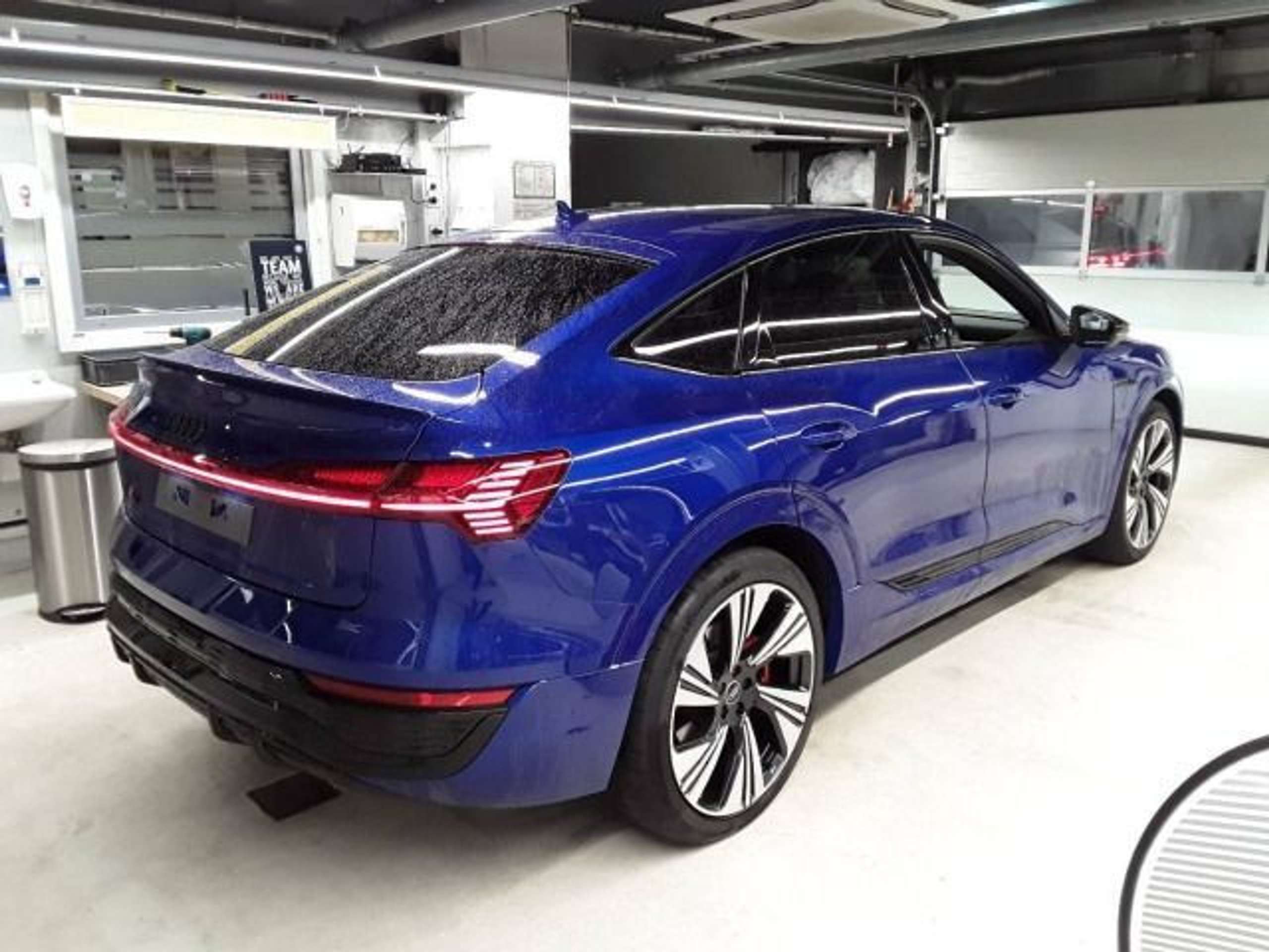 Audi - Q8 e-tron