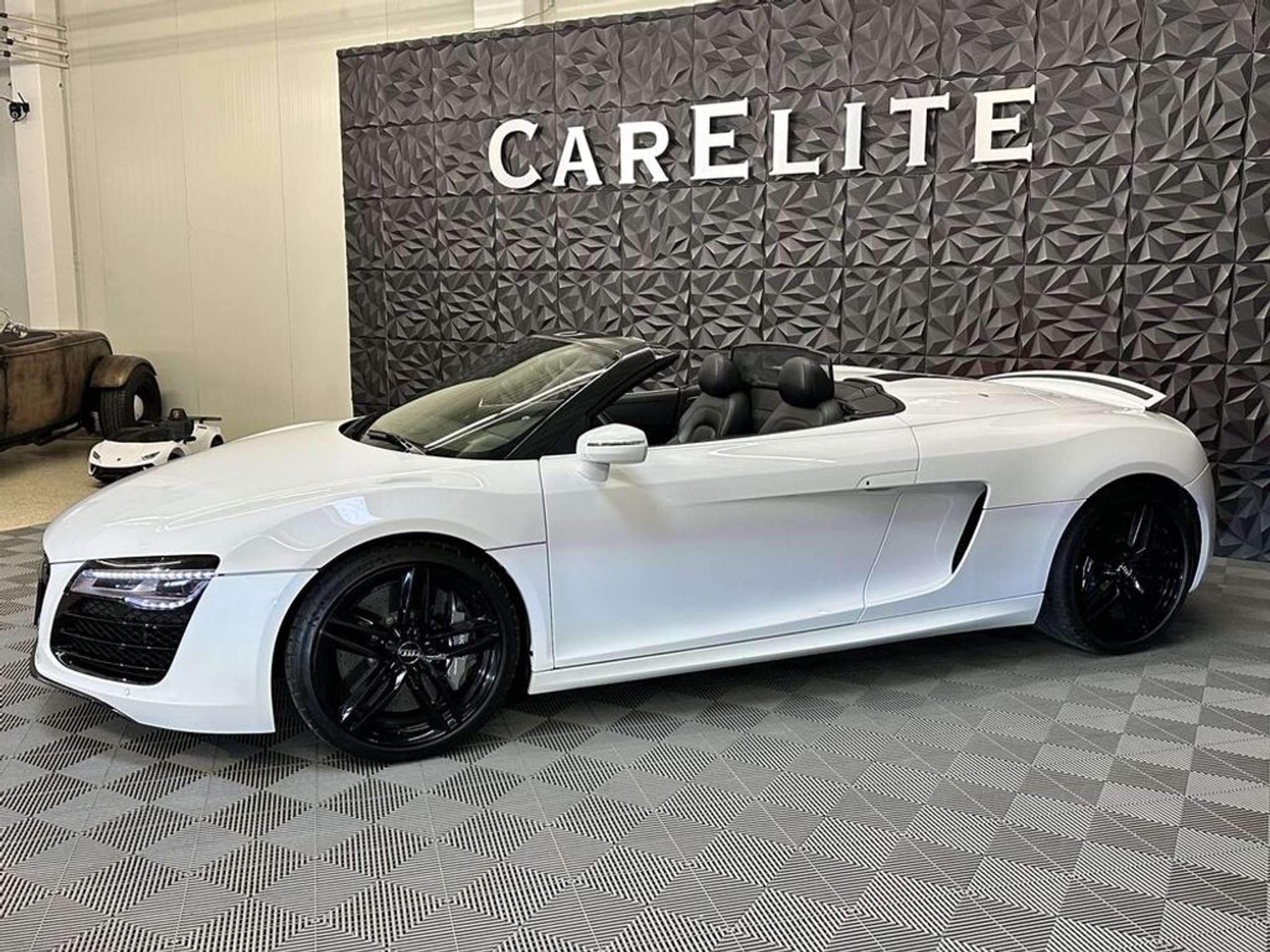 Audi - R8