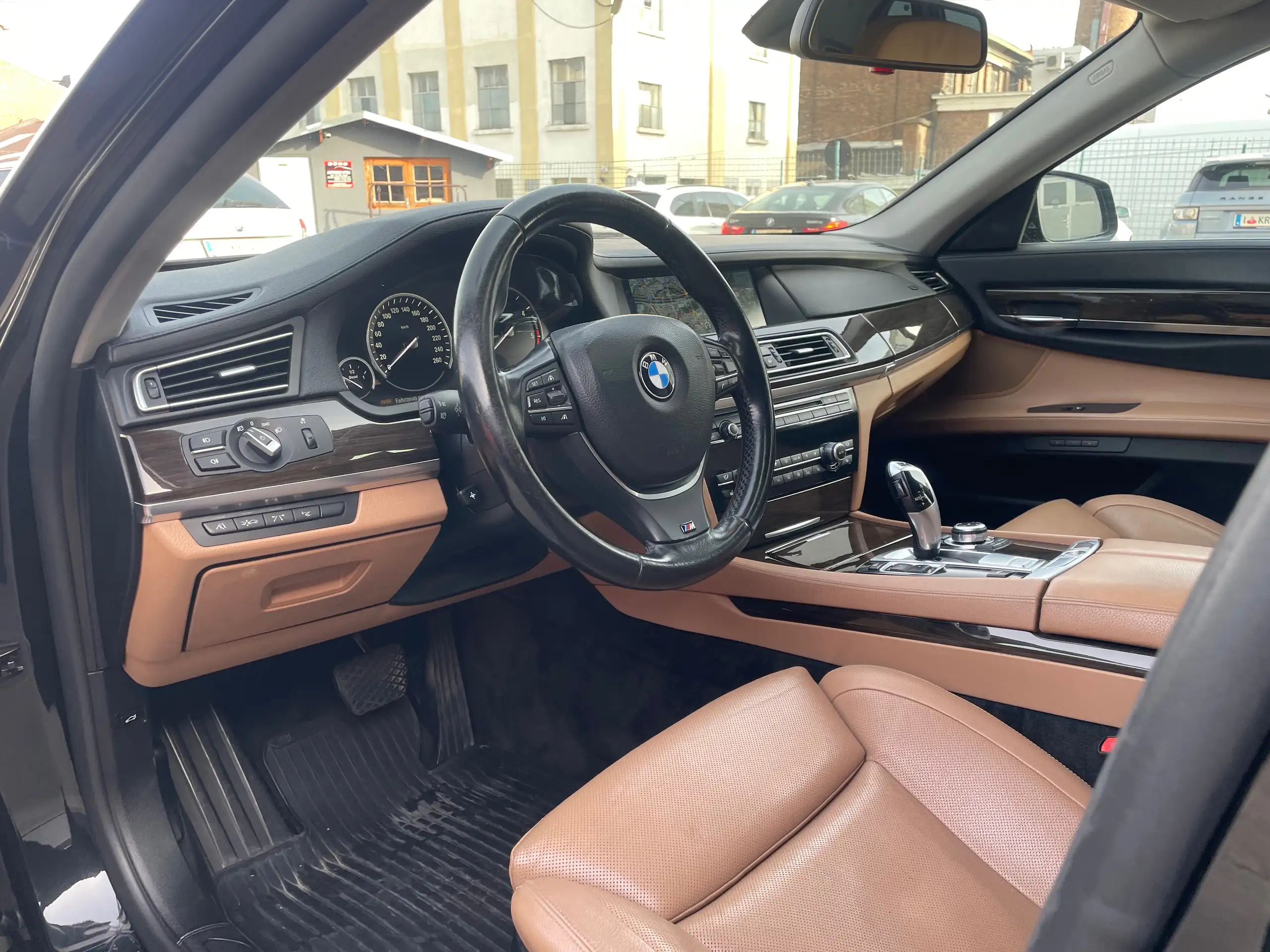 BMW - 730