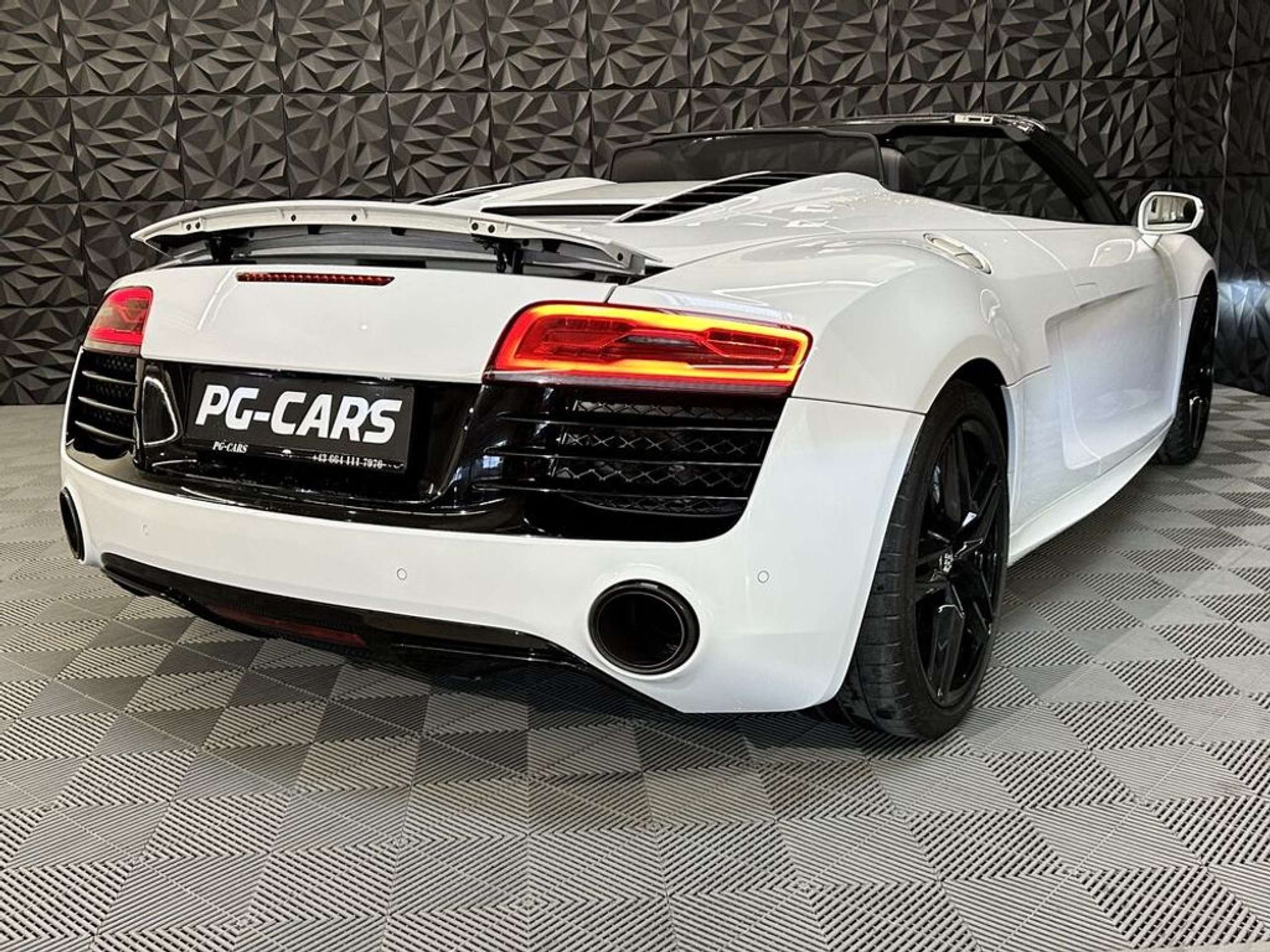 Audi - R8