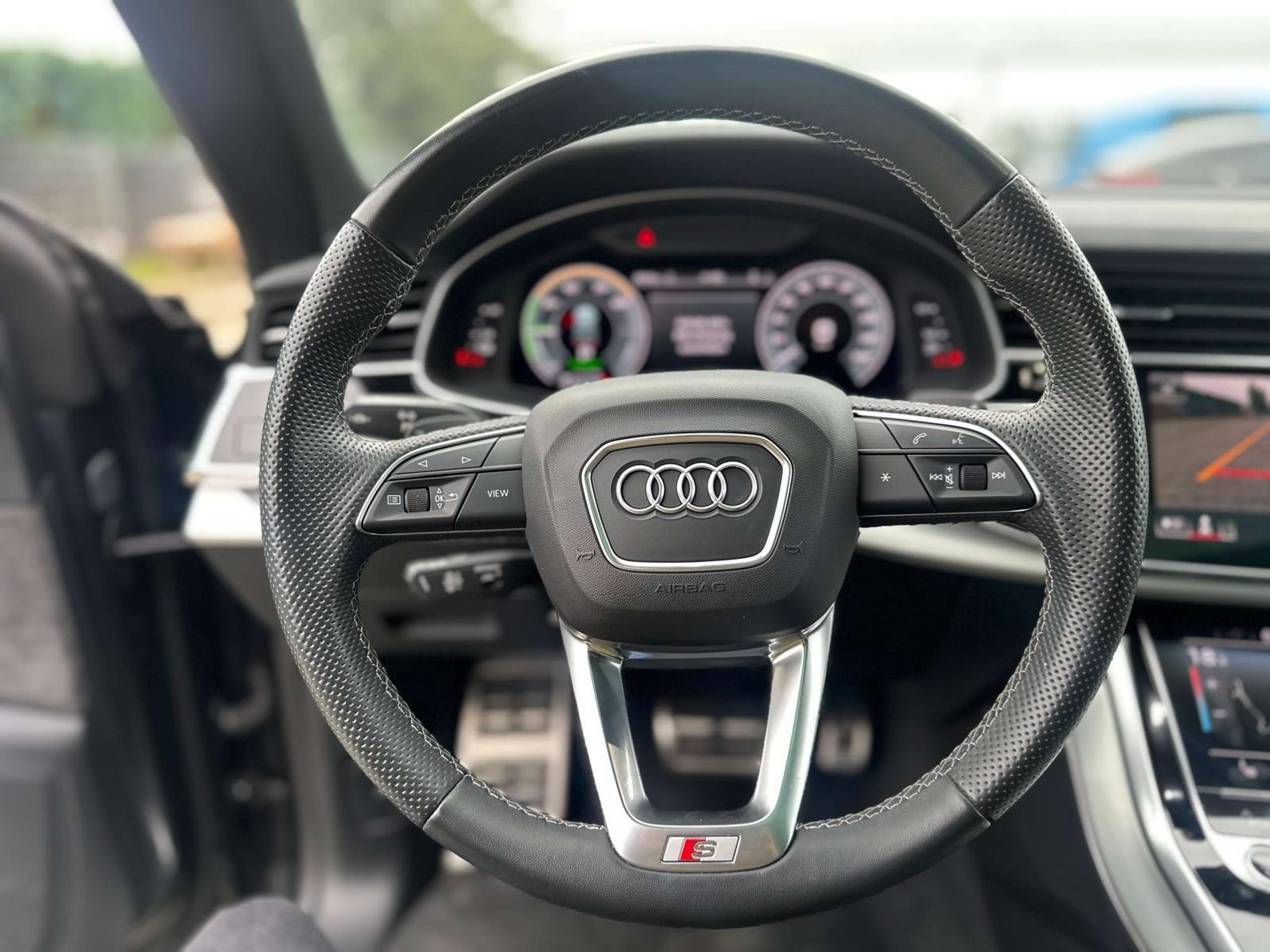 Audi - Q8