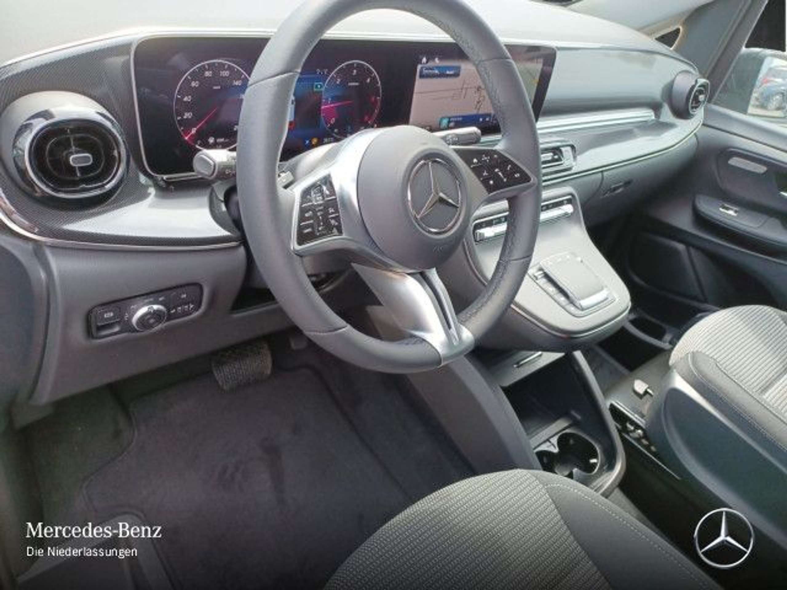 Mercedes-Benz - V 220