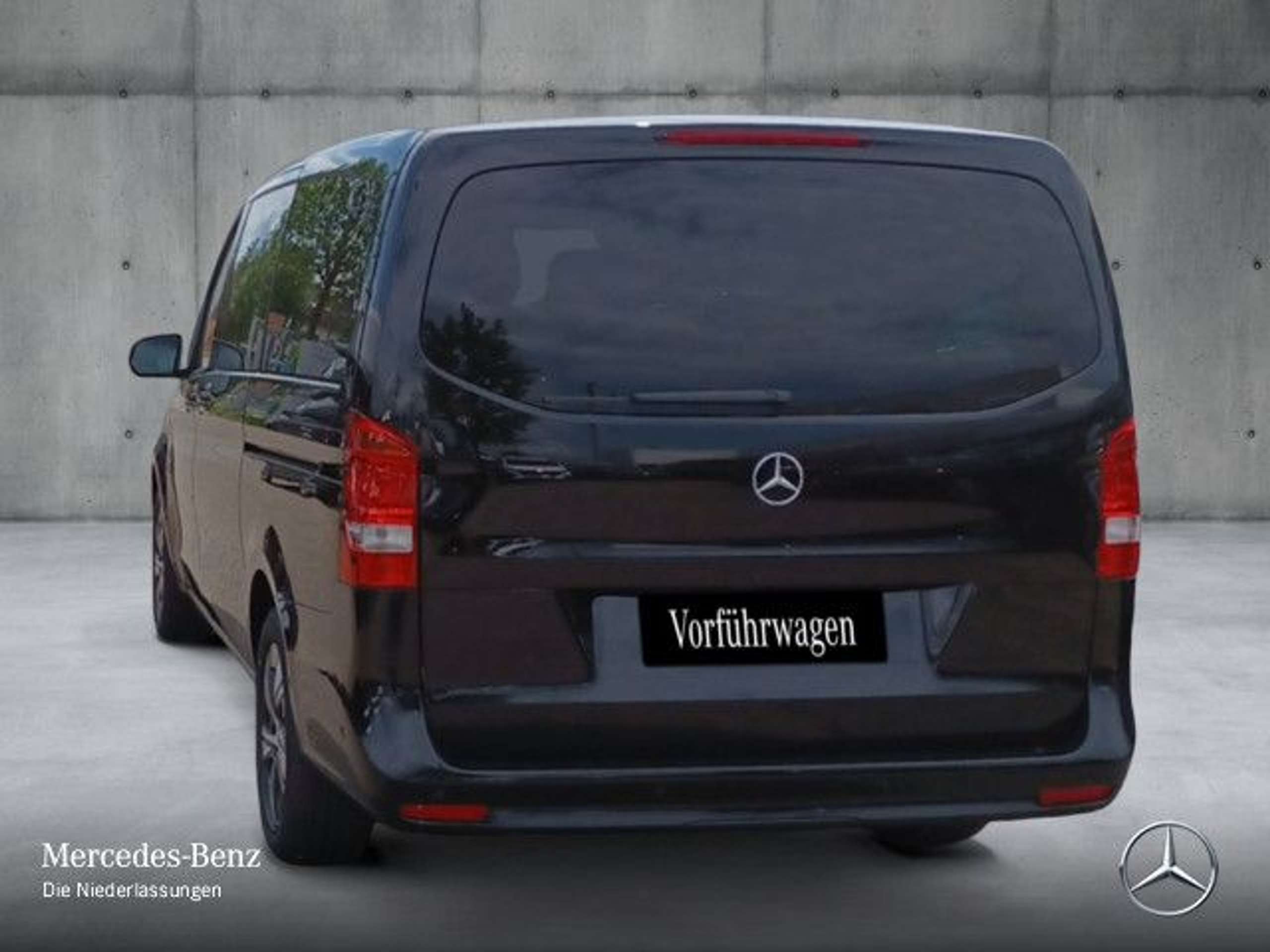 Mercedes-Benz - V 220