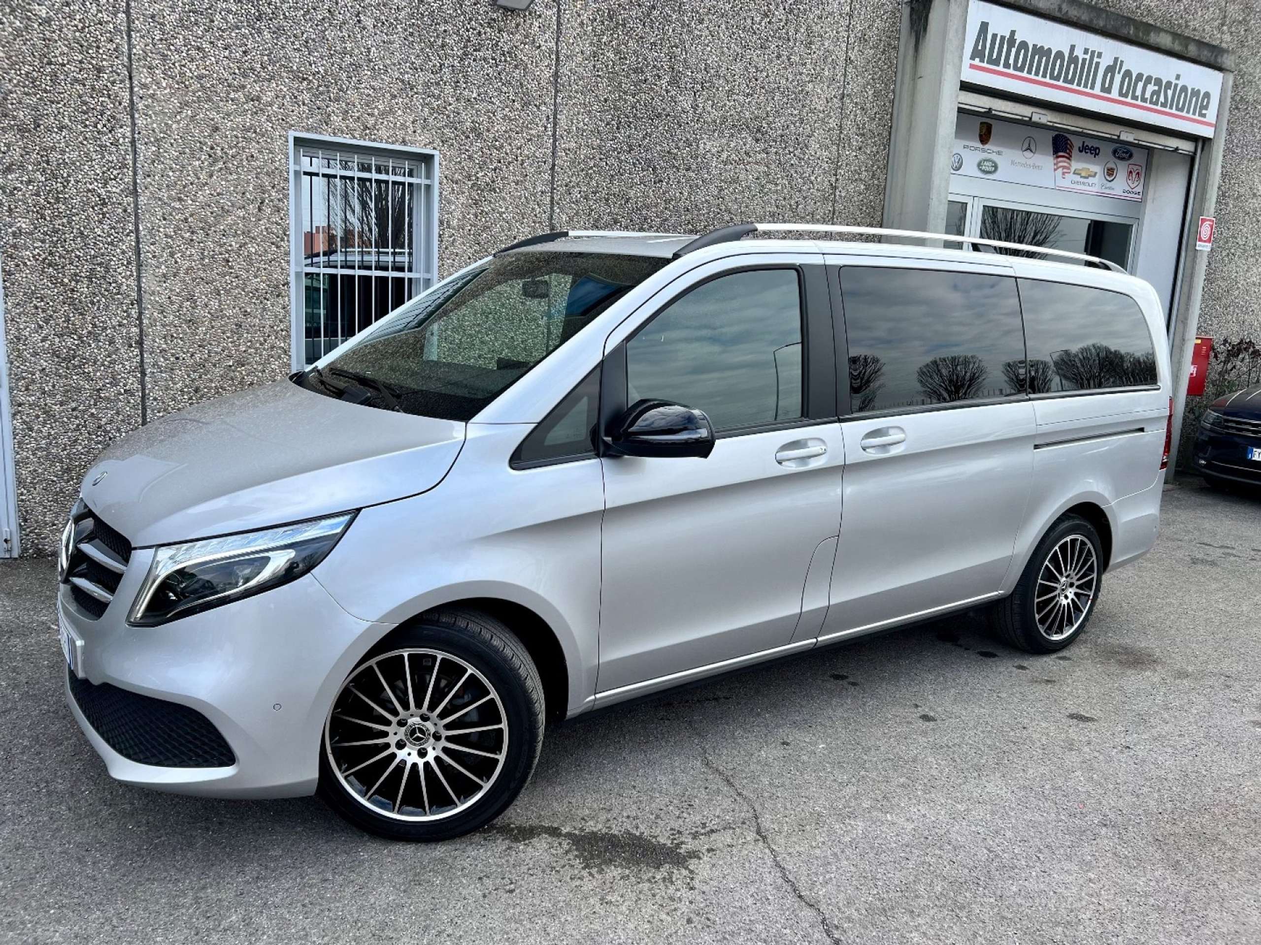 Mercedes-Benz - V 220