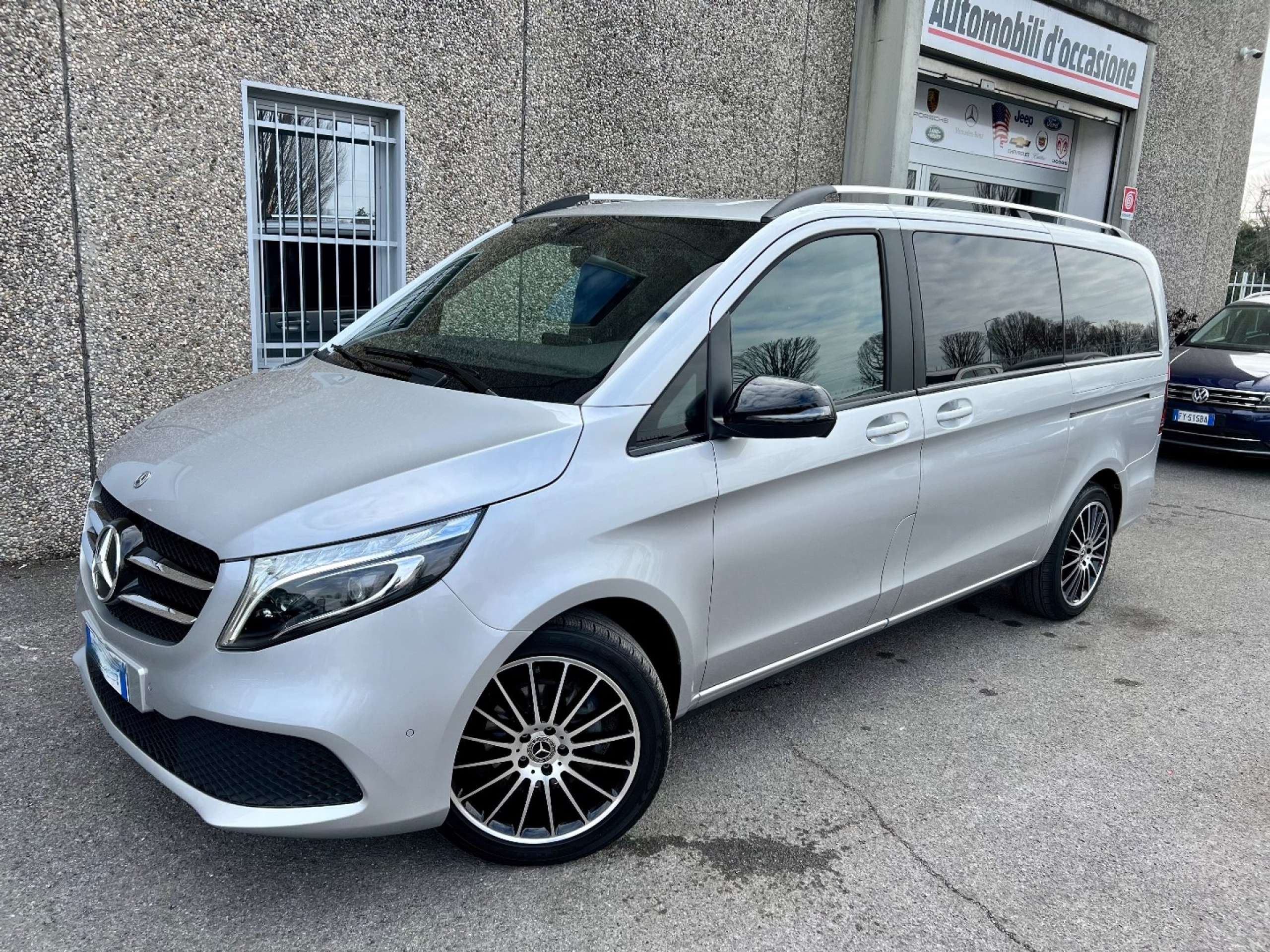 Mercedes-Benz - V 220