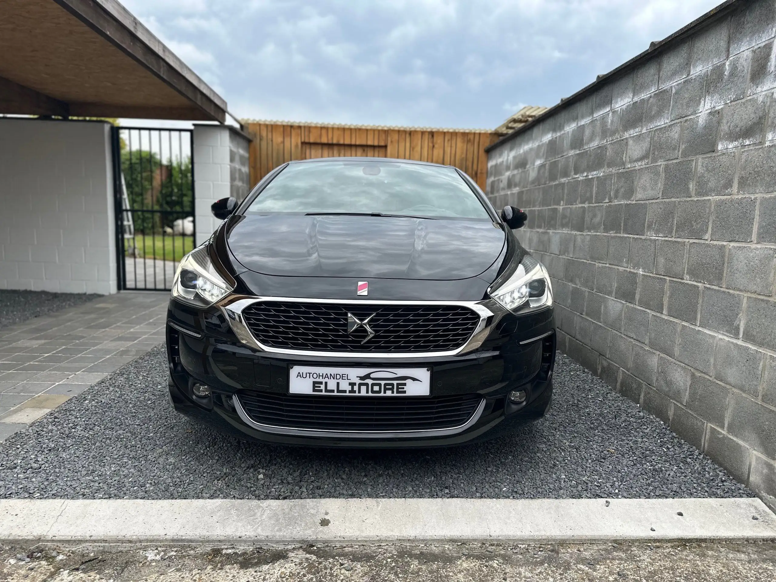 DS Automobiles - DS 5