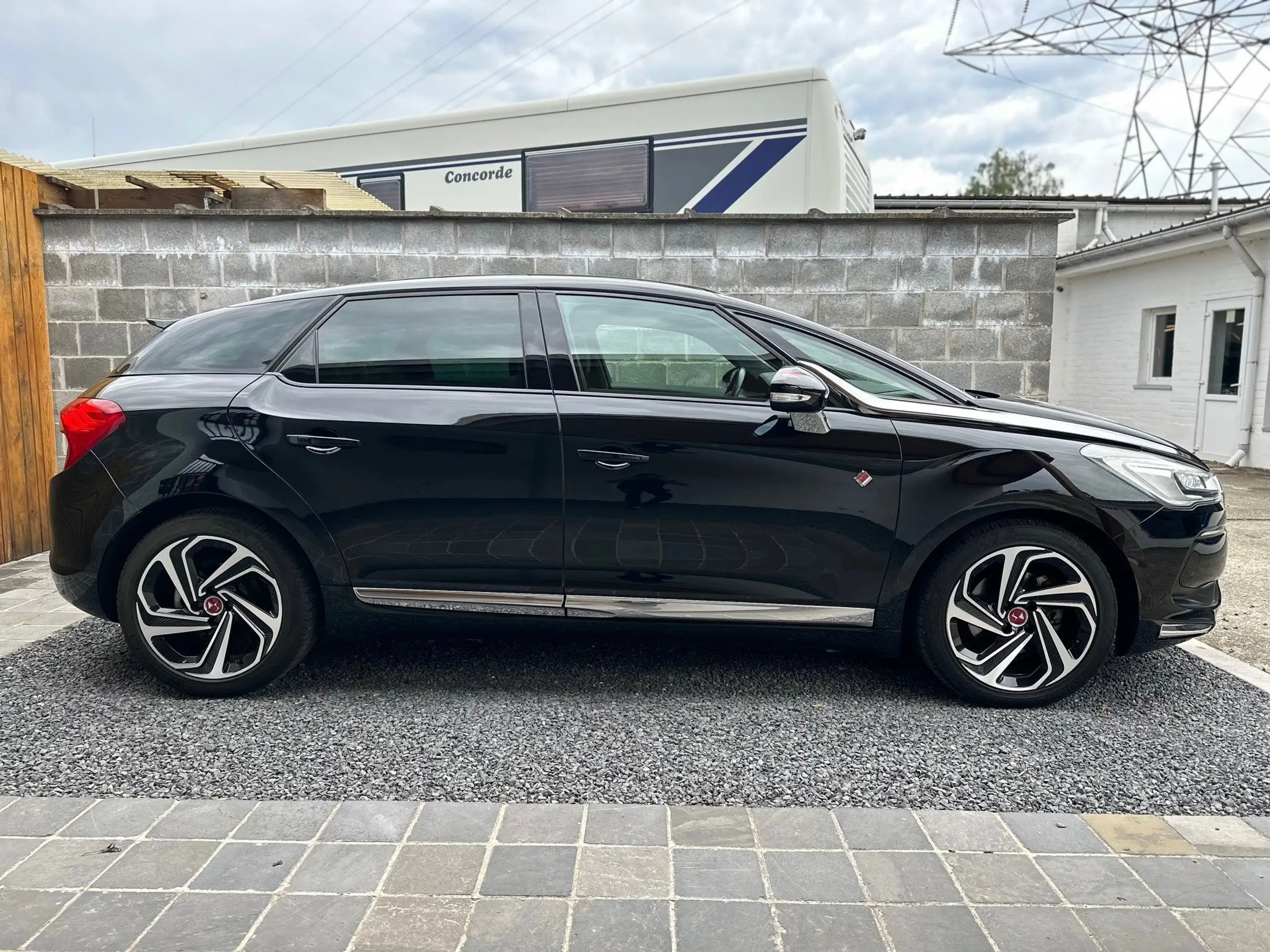 DS Automobiles - DS 5