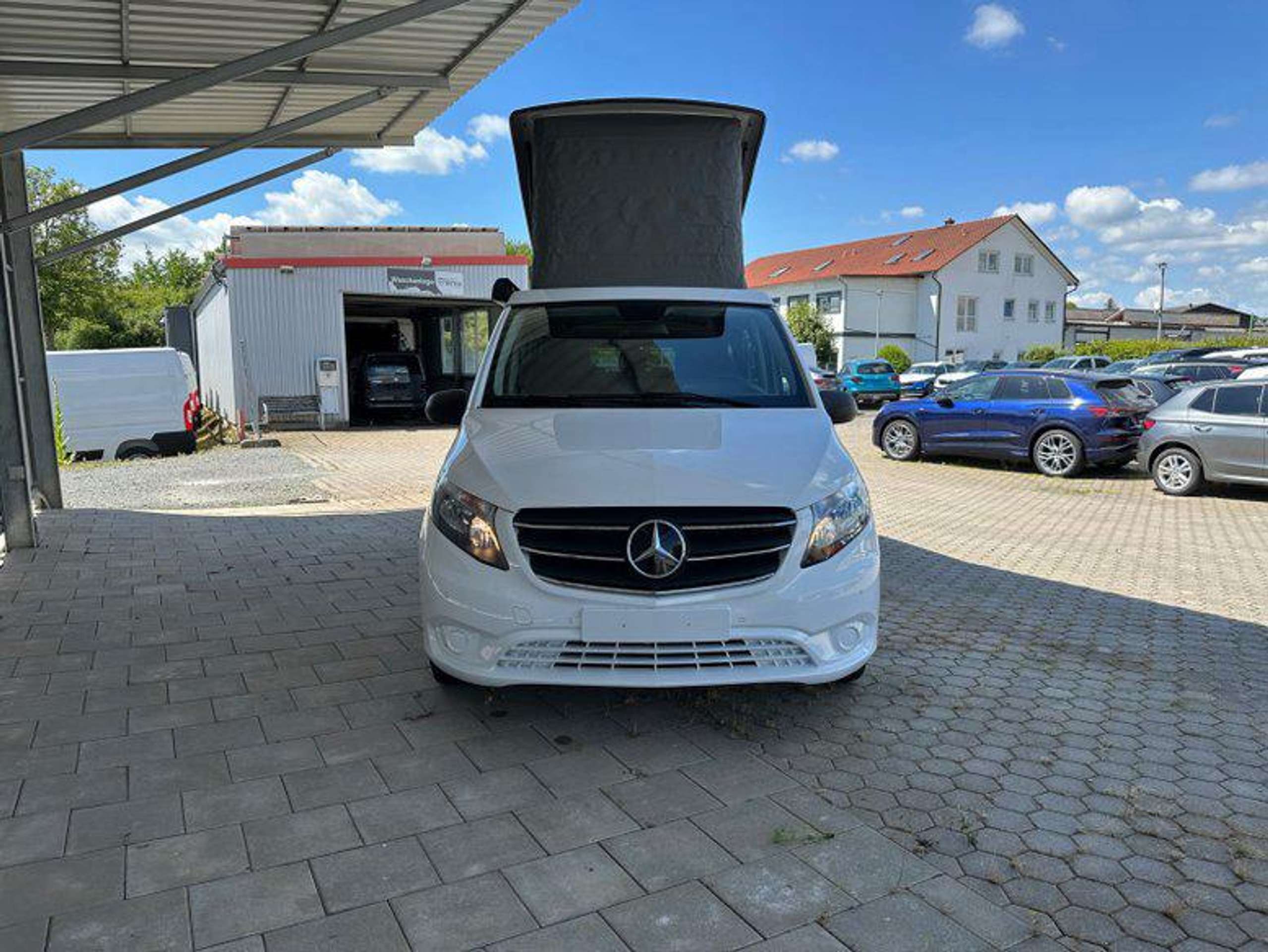 Mercedes-Benz - V 220