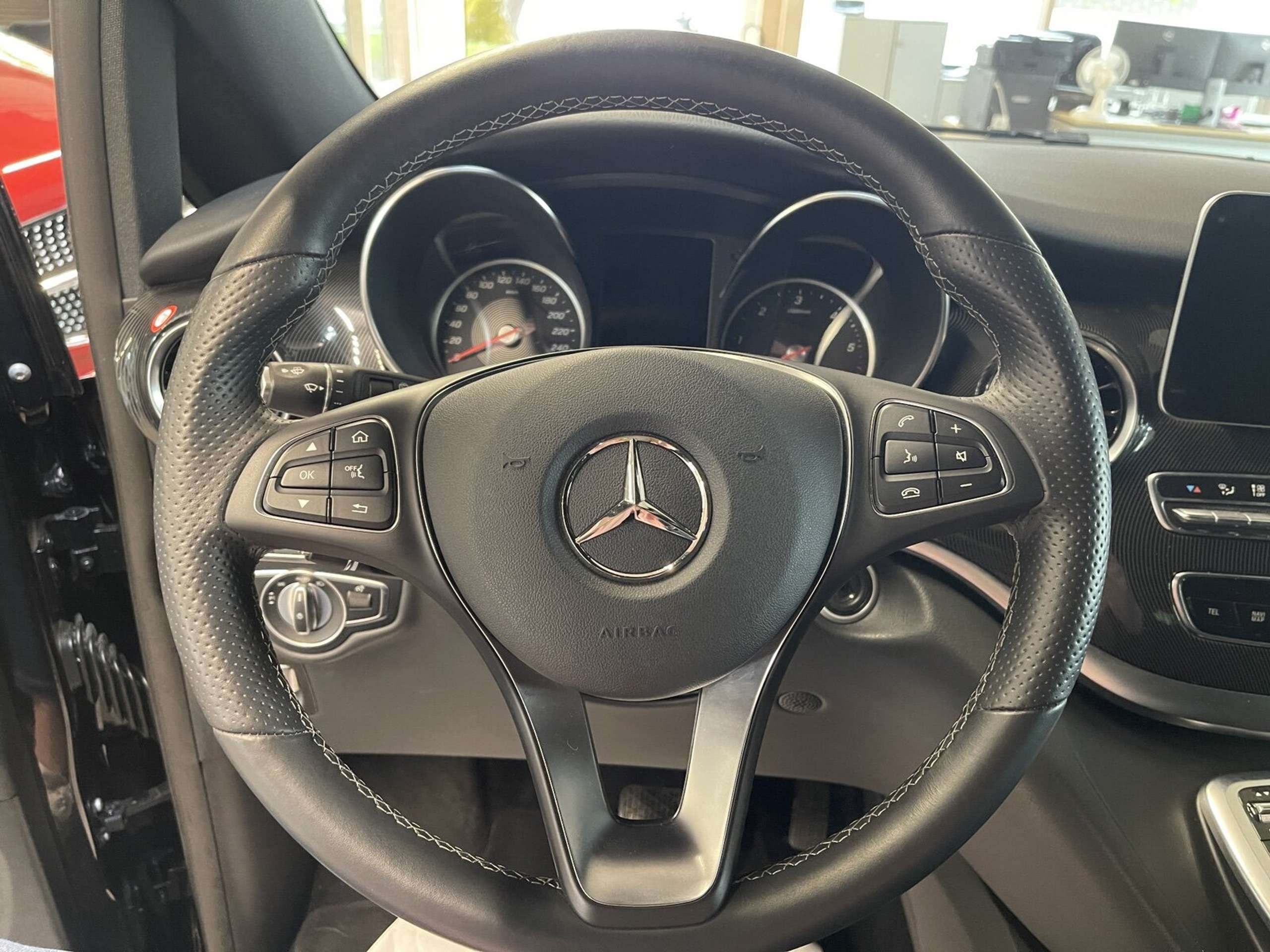 Mercedes-Benz - V 300