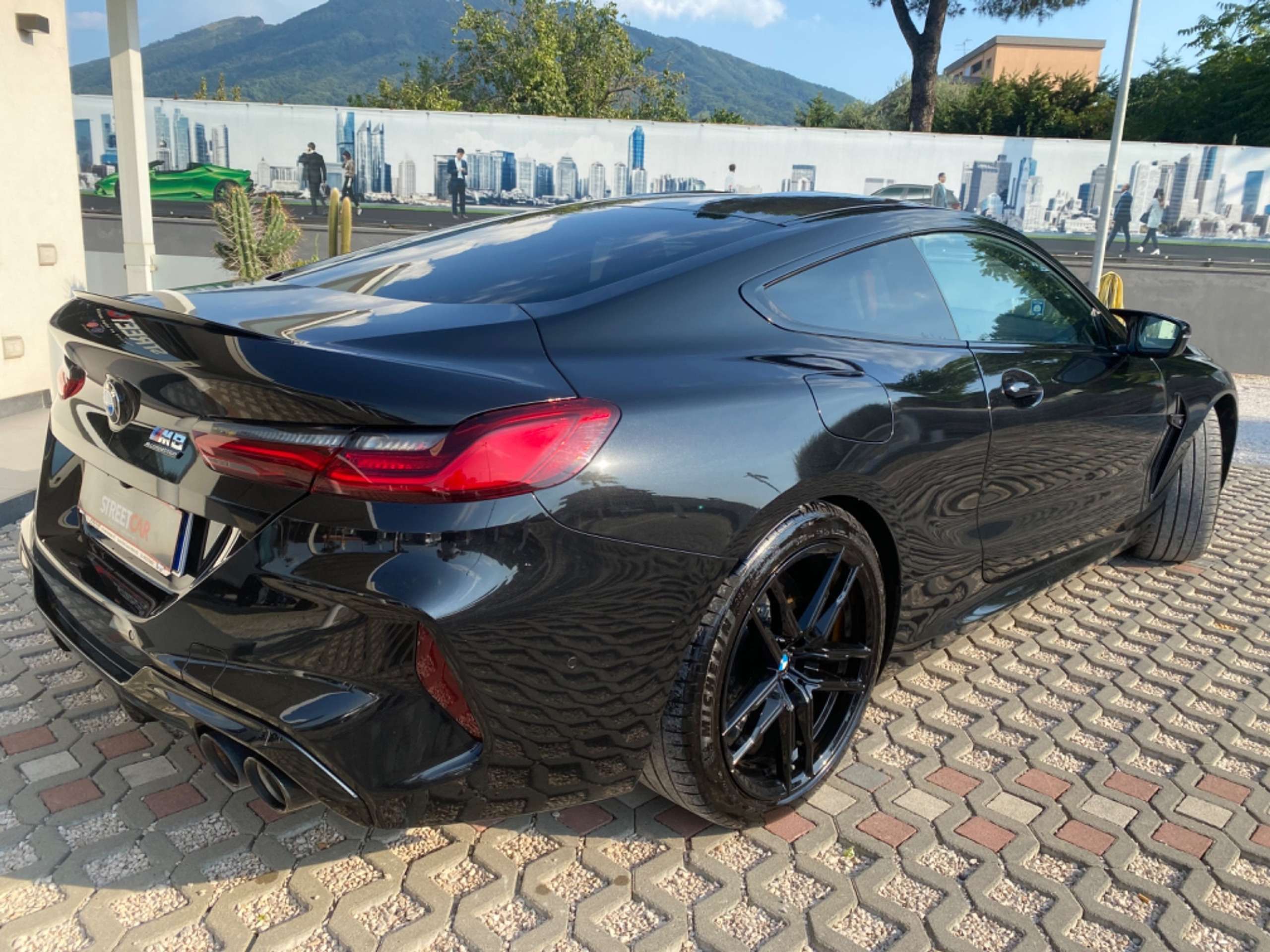 BMW - M8